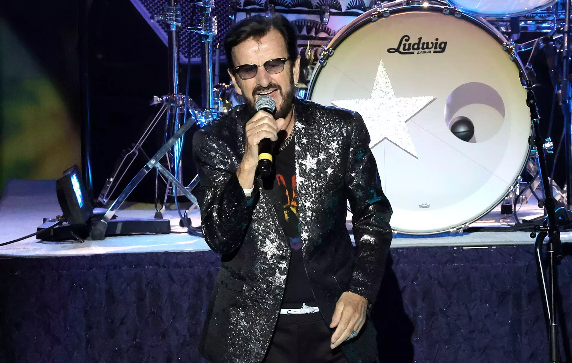 Ringo Starr se cae en el escenario en un concierto en Nuevo México