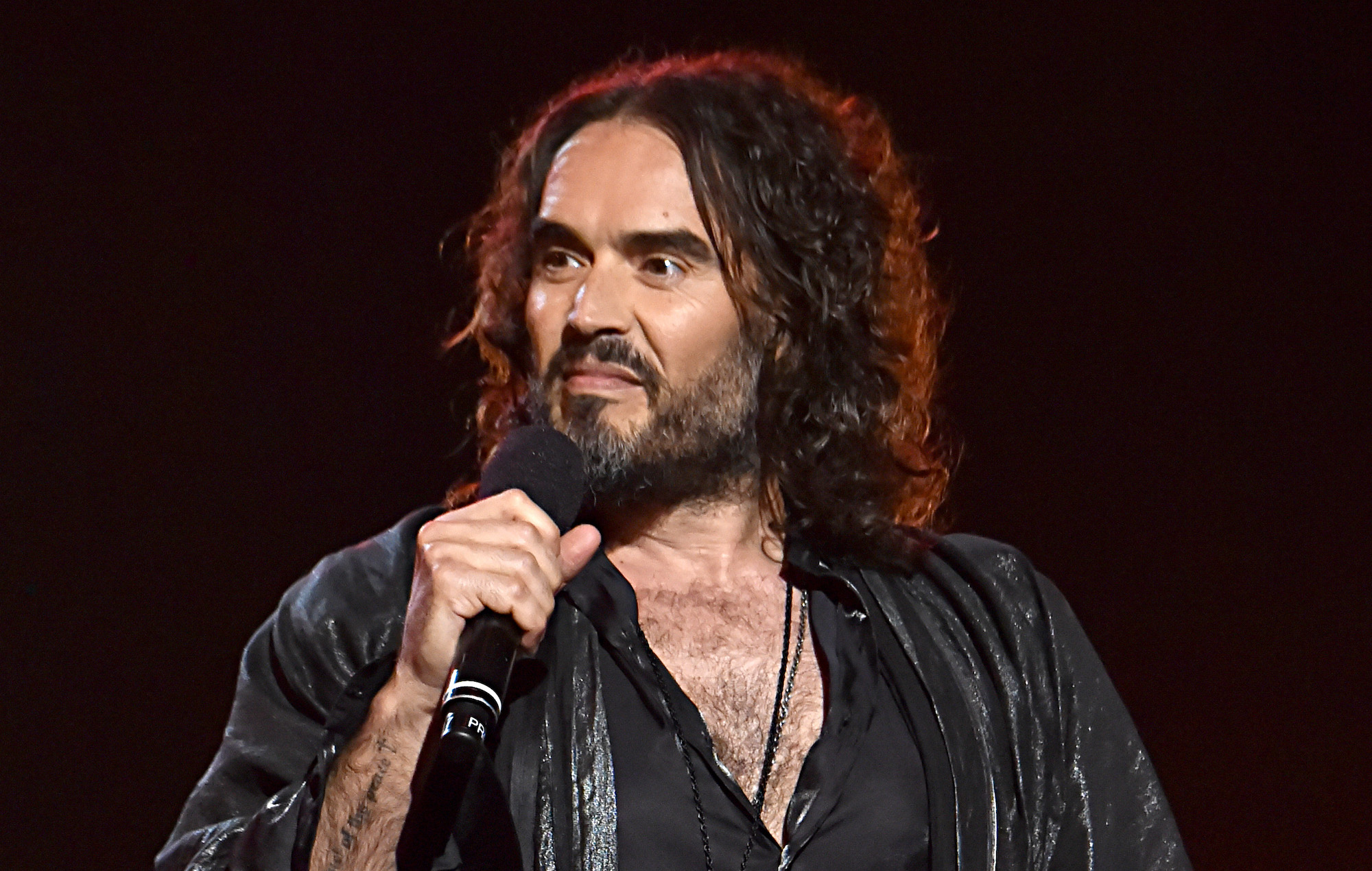 Russell Brand actúa en Londres ante miles de personas en medio de acusaciones de agresión sexual