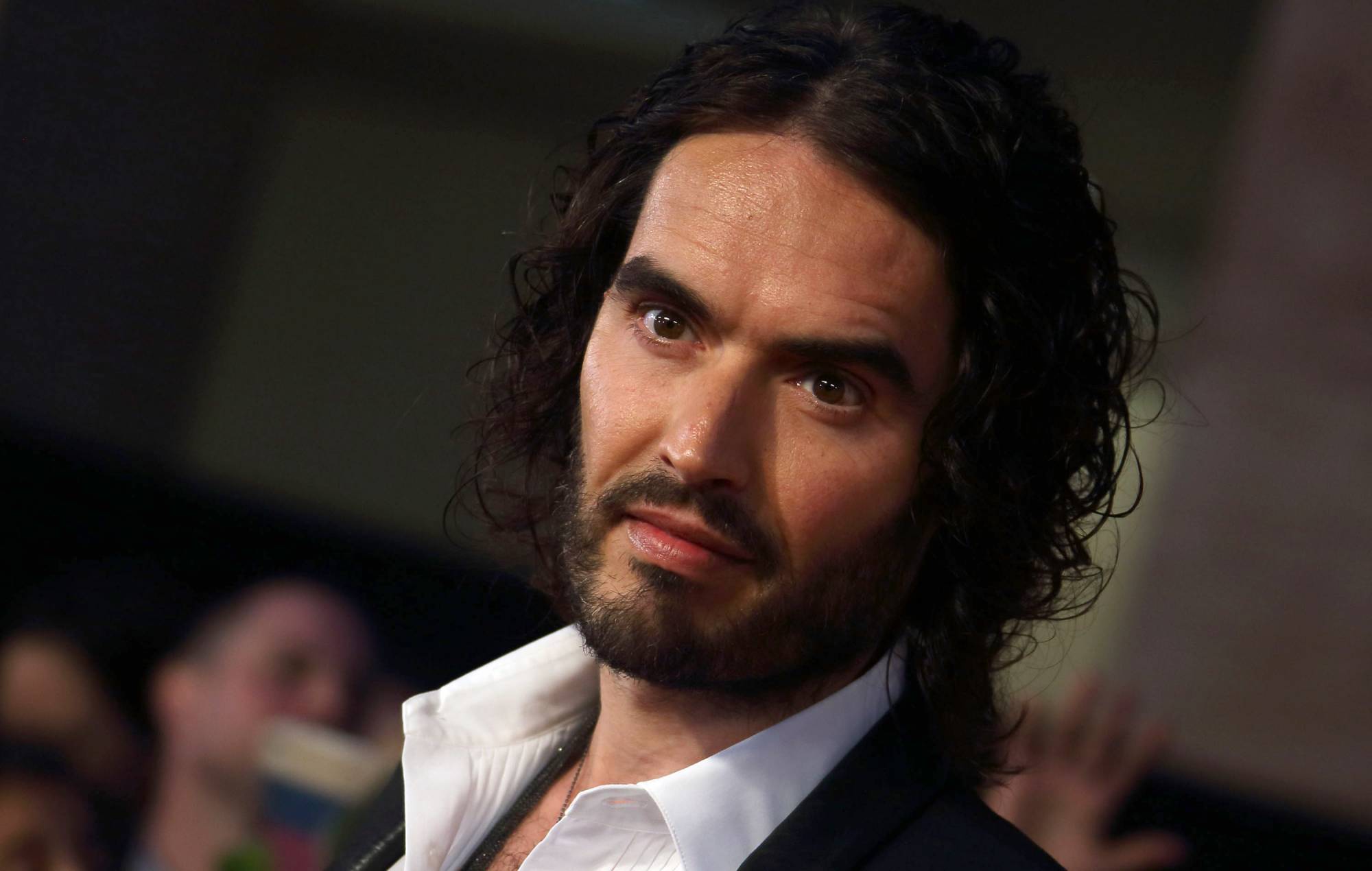 Russell Brand acusado de violación, agresión sexual y abuso emocional