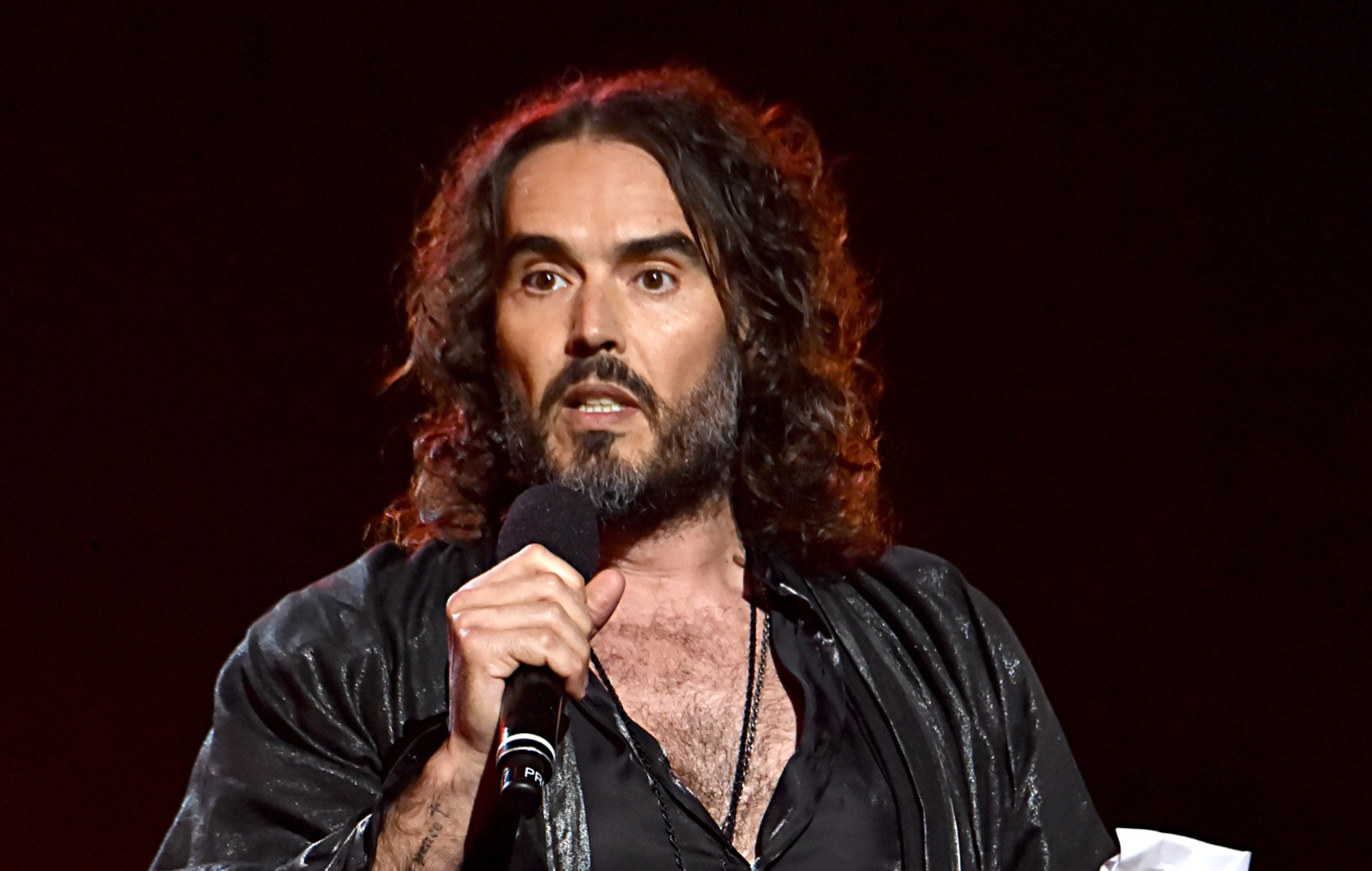 Russell Brand publica un vídeo en el que niega "graves acusaciones criminales" no especificadas