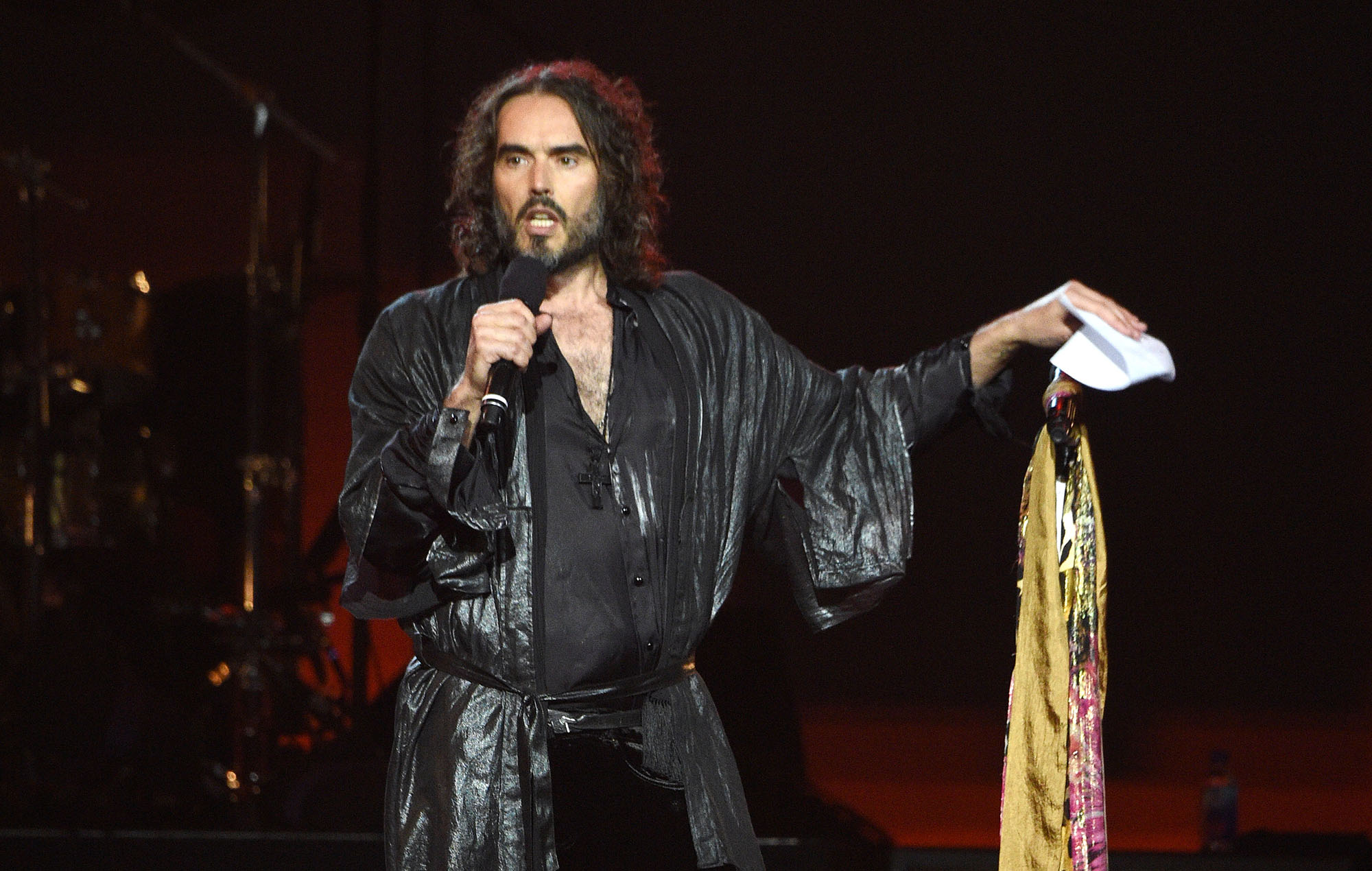 Russell Brand se enfrenta a nuevas demandas tras ser acusado de violación y agresión sexual