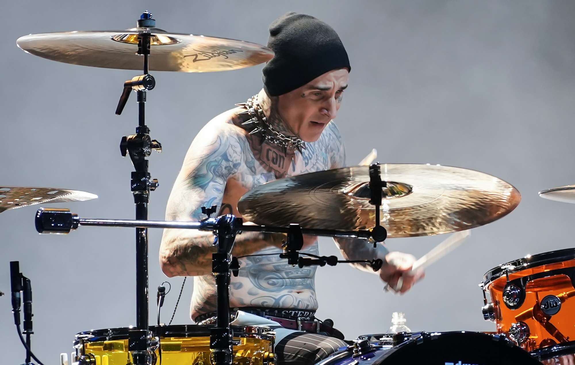 Travis Barker comparte un homenaje a tres amigos fallecidos en el 15º aniversario del accidente aéreo