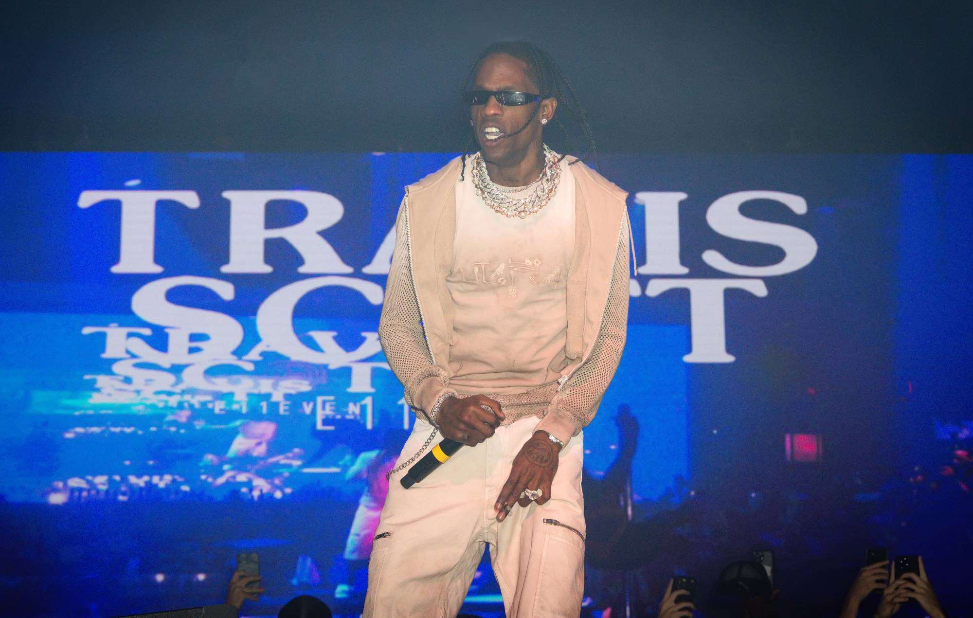 Travis Scott al parecer no pudo compartir teléfono con los abogados de 'Astroworld' tras caerse al mar