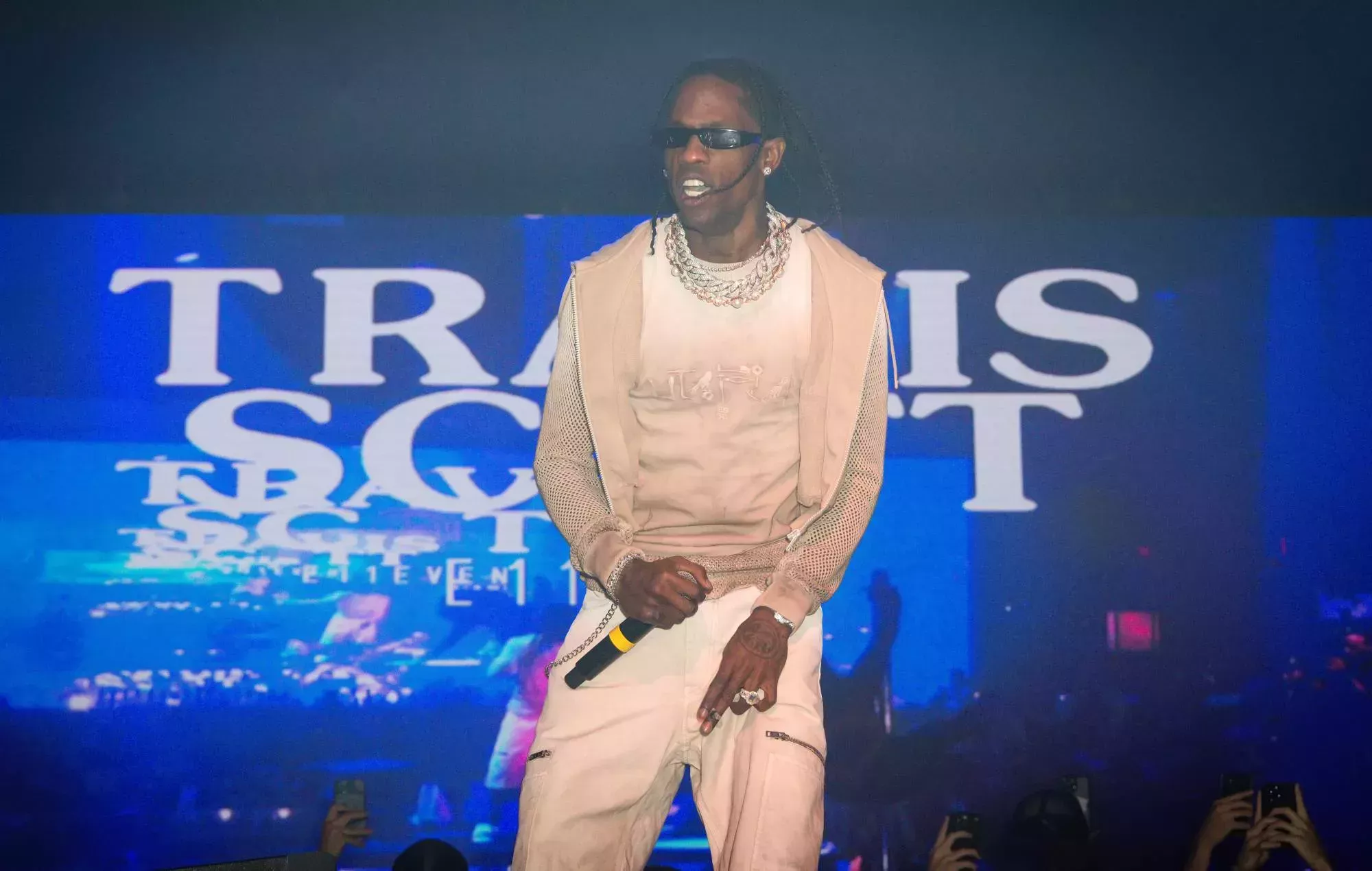 Travis Scott al parecer no pudo compartir teléfono con los abogados de 'Astroworld' tras caerse al mar