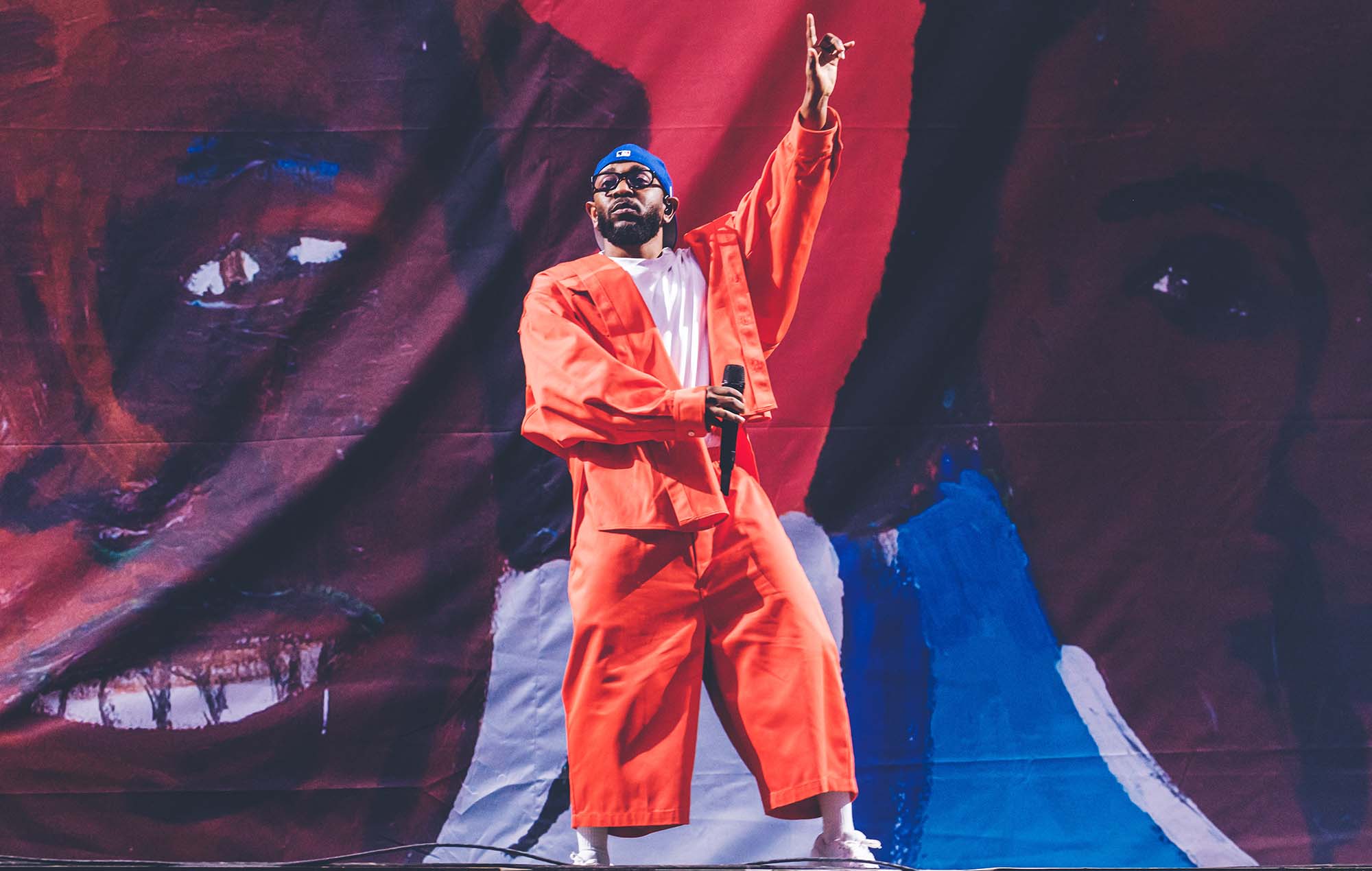 Un imitador de Kendrick Lamar usa cara negra y la palabra "N" en un concurso