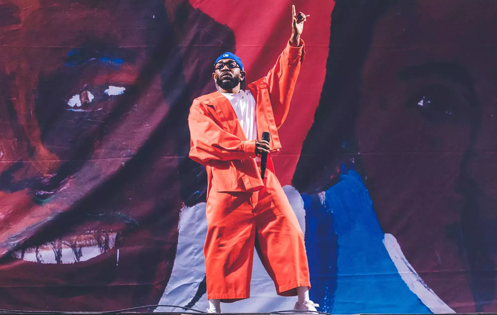 Un imitador de Kendrick Lamar usa cara negra y la palabra 