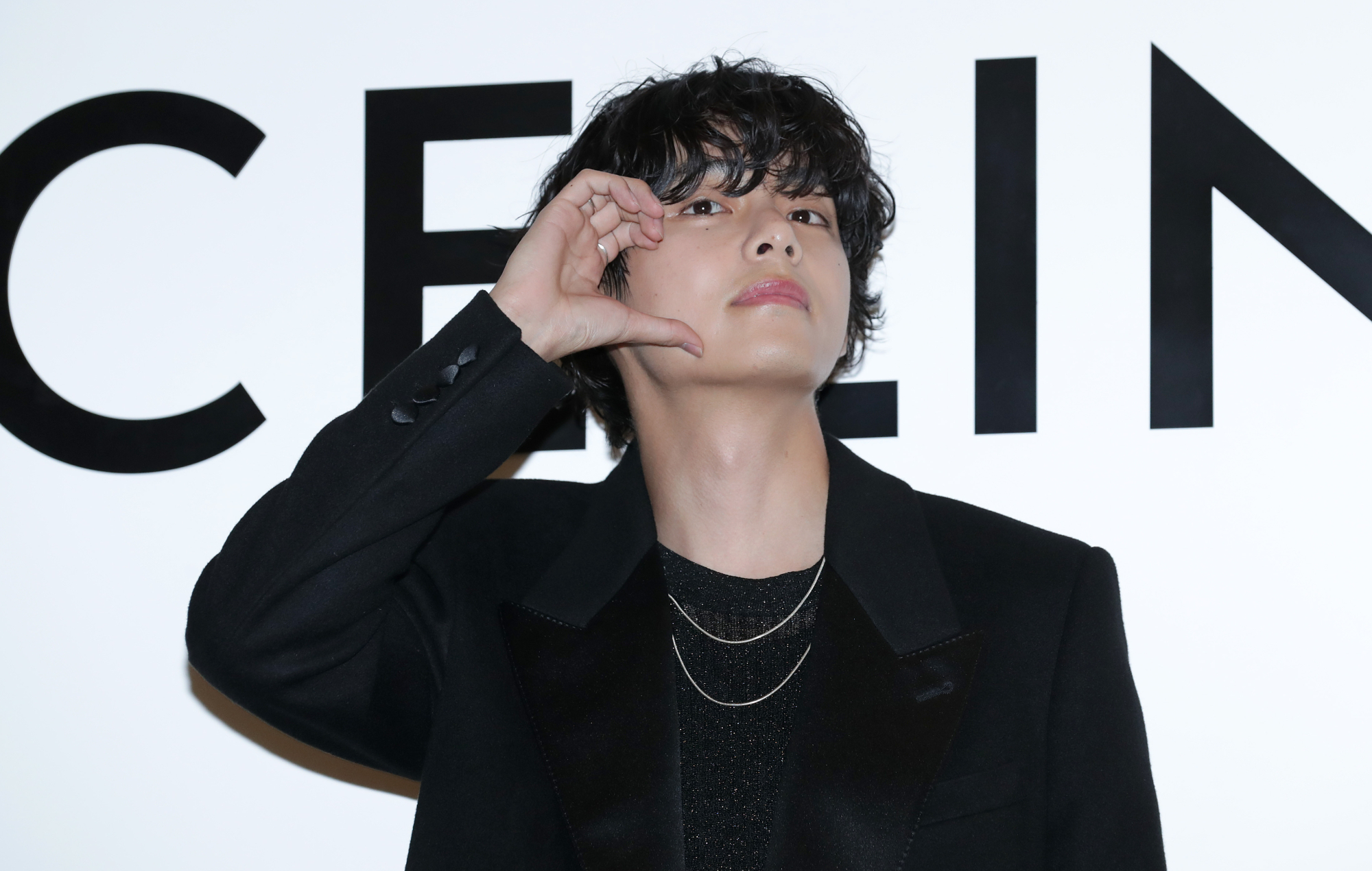 V de BTS lanza el vídeo musical de ensueño "For Us