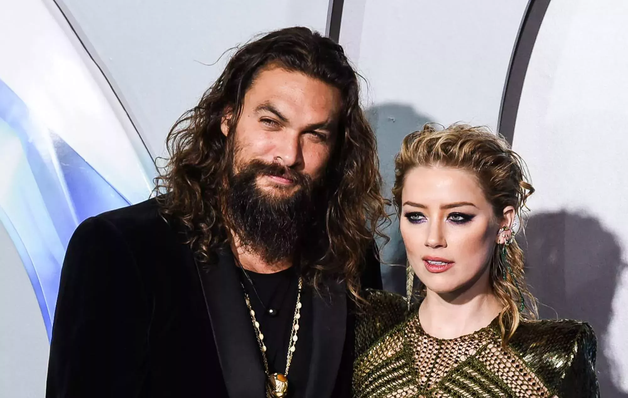 Amber Heard afirma que su compañero de reparto Jason Momoa apareció borracho y vestido como Johnny Depp en el rodaje de 'Aquaman 2'