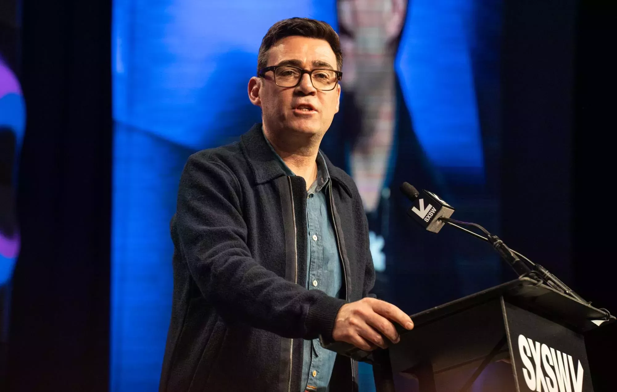 Andy Burnham denuncia las 