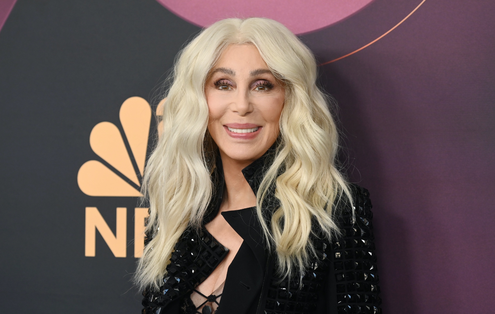 Cher anuncia su primer álbum navideño y comparte el primer single 'DJ Play A Christmas Song'