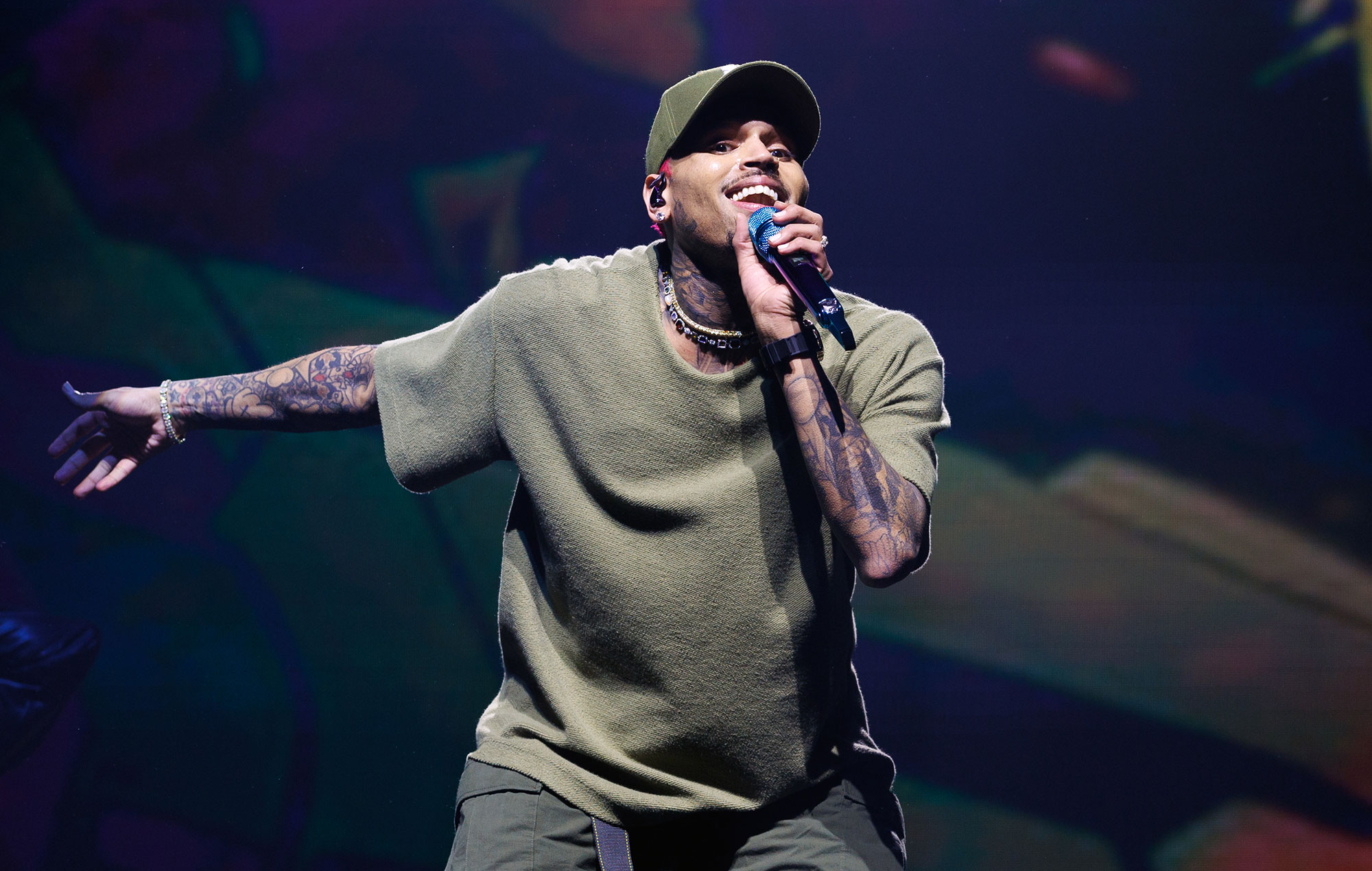 Chris Brown demandado por golpear a un hombre con una botella en un club de Londres