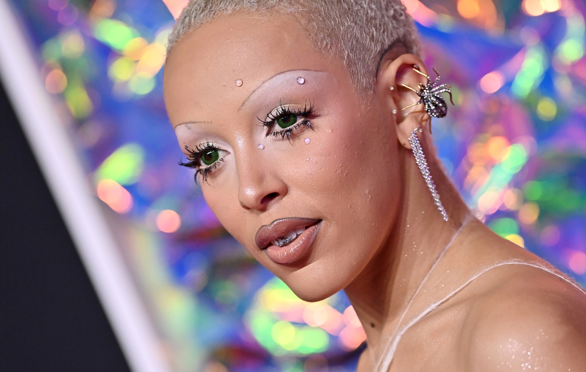 Doja Cat publica un selfie con una camiseta en la que aparece un supuesto neonazi