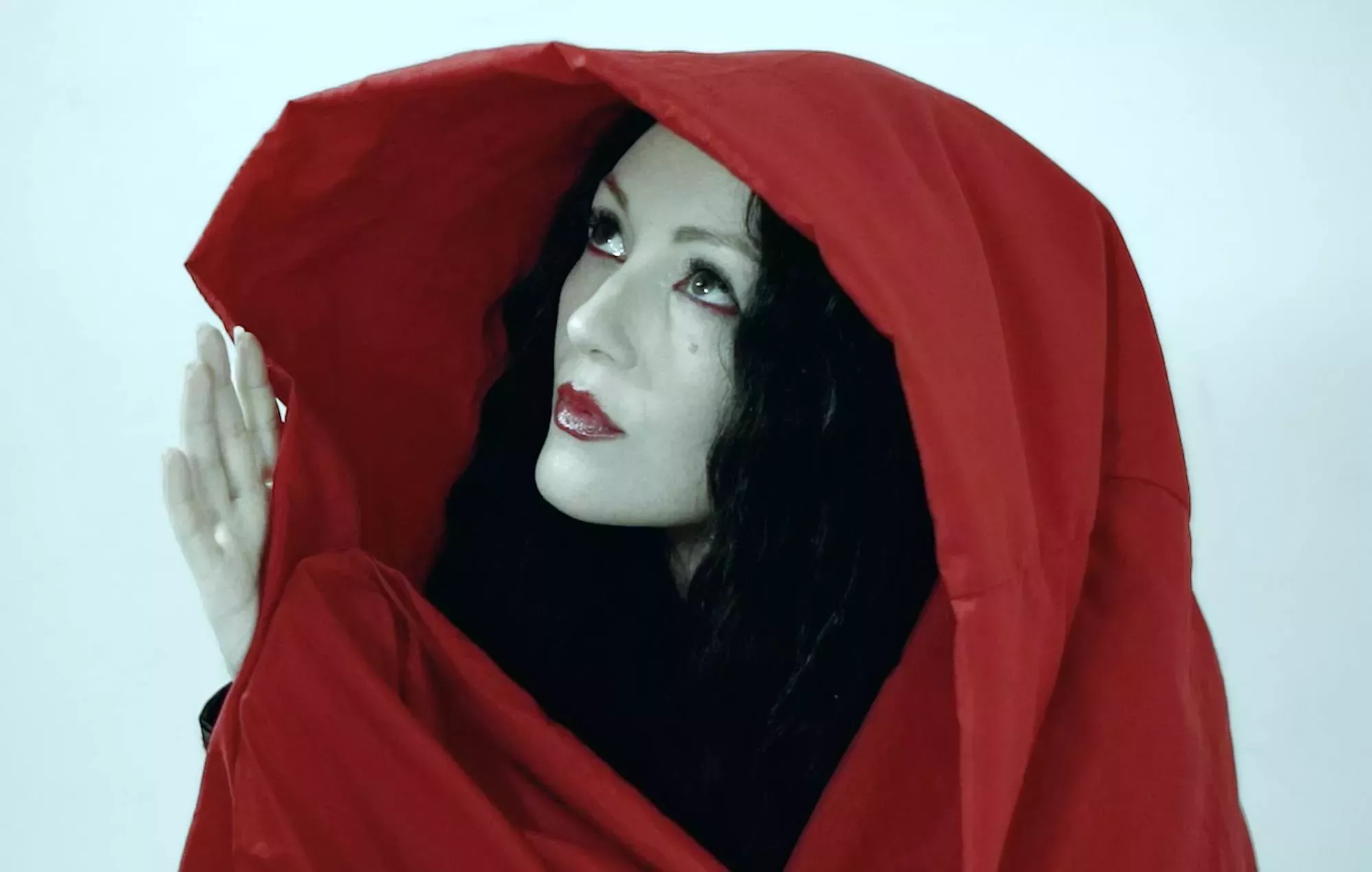 Elisabeth Elektra se asocia con miembros de Mogwai y Chvrches para su nuevo single 