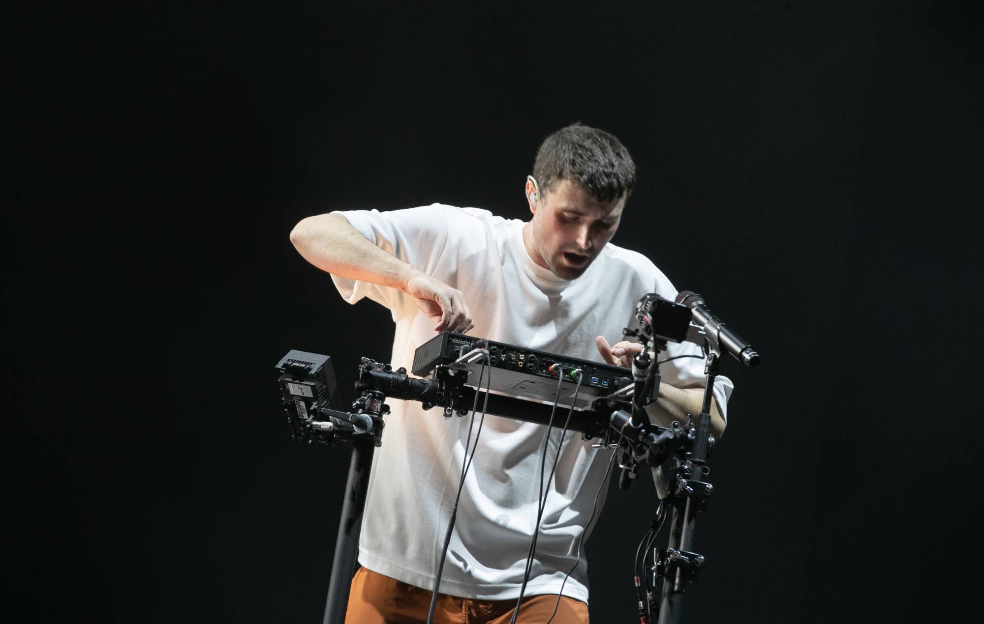 Escucha a Fred Again.. junto a Jozzy en su nuevo single 'ten'.