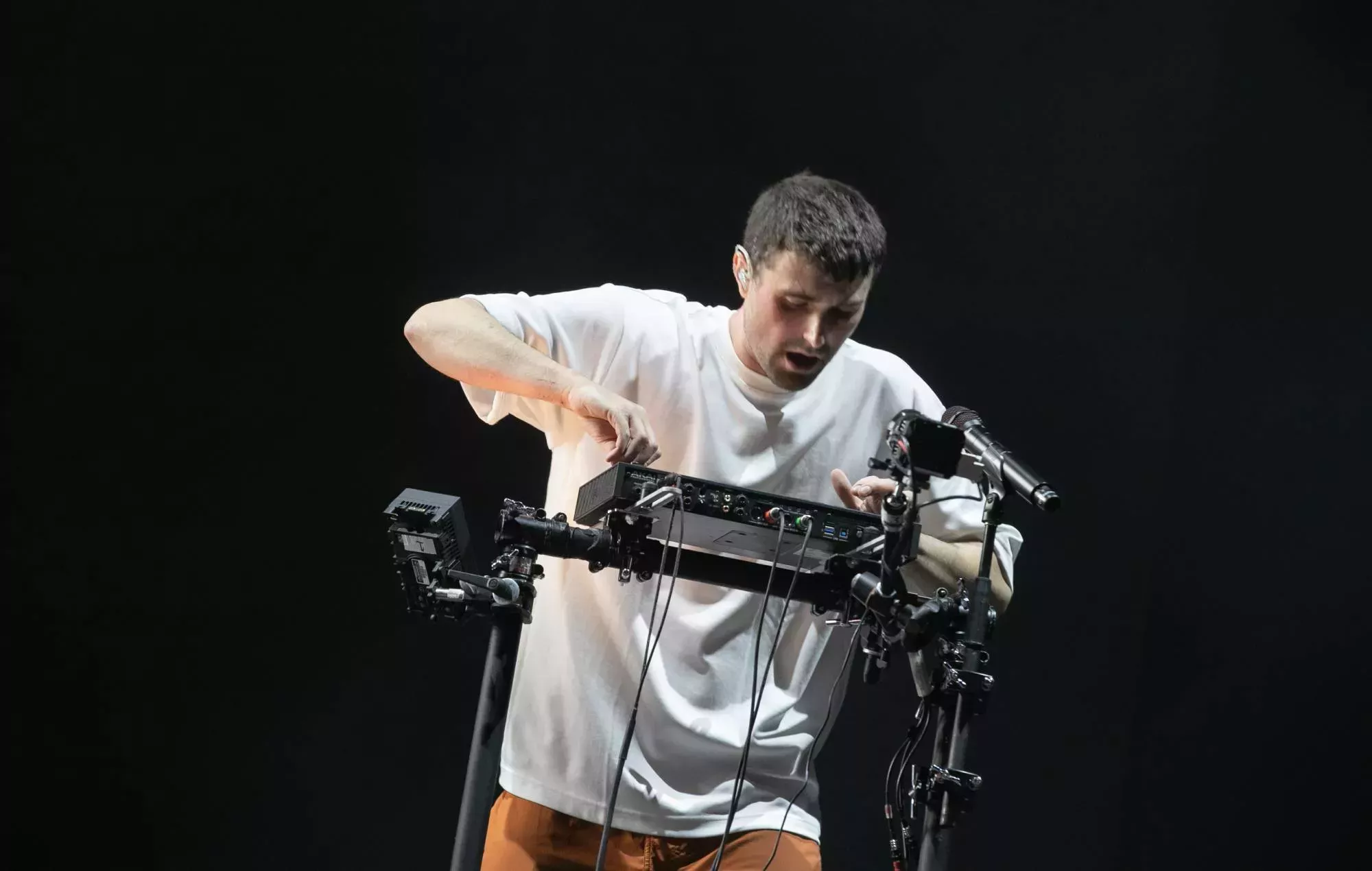 Escucha a Fred Again.. junto a Jozzy en su nuevo single 'ten'.