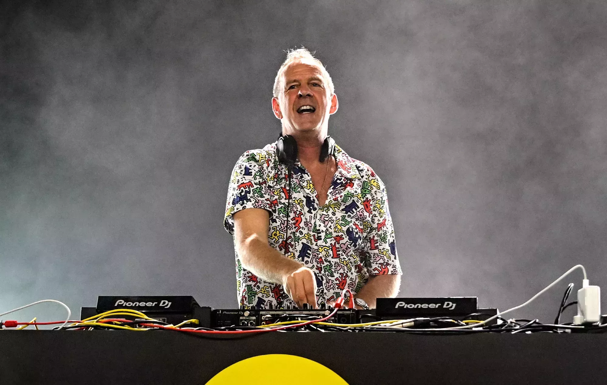 Fatboy Slim invita al reparto de Derry Girls al escenario de Derry