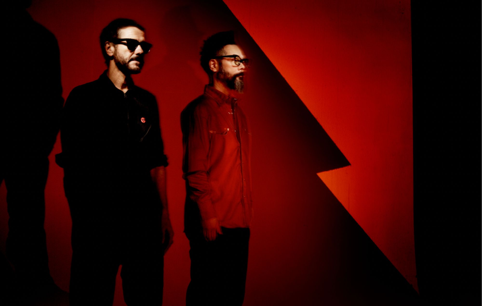Feeder comparte dos nuevos singles, anuncia doble álbum 'Black'/'Red' y gira por el Reino Unido en 2024