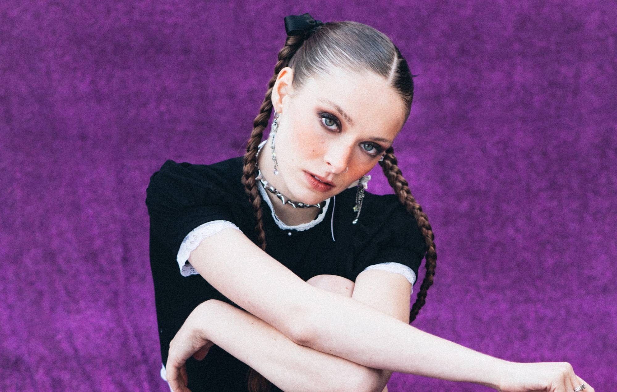 Holly Humberstone dice que vivir una "existencia casi falsa" inspiró su nuevo álbum 'Paint My Bedroom Black'