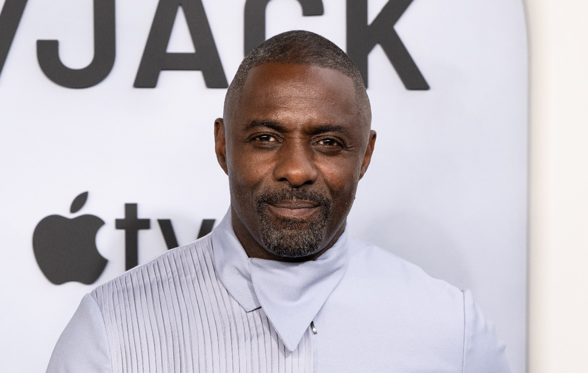 Idris Elba dice que lleva un año en terapia porque es un "adicto al trabajo"