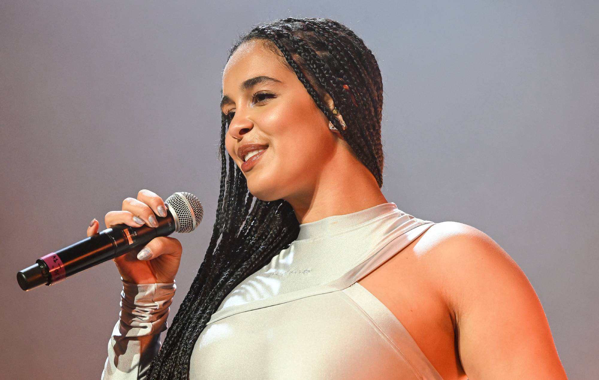 Jorja Smith canta un popurrí de canciones nuevas en "Jimmy Fallon