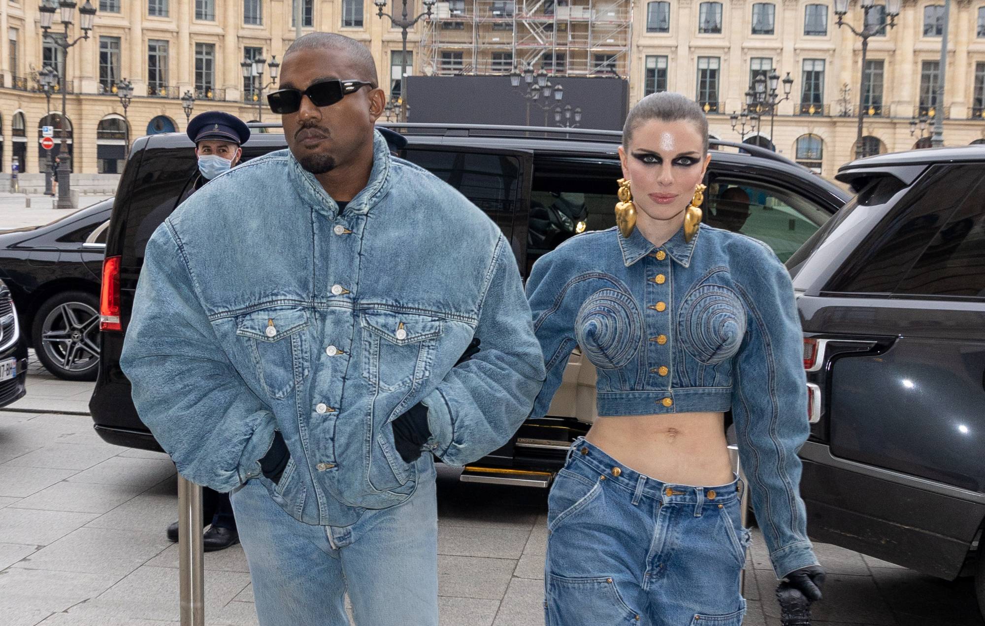 Julia Fox dice que salir con Kanye West tenía "señales de alarma"