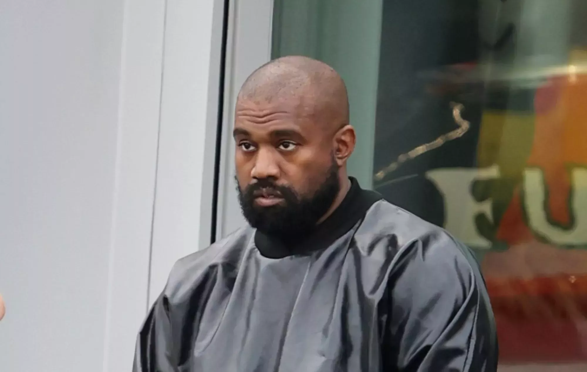 Kanye West habría dibujado una esvástica en una reunión de Adidas