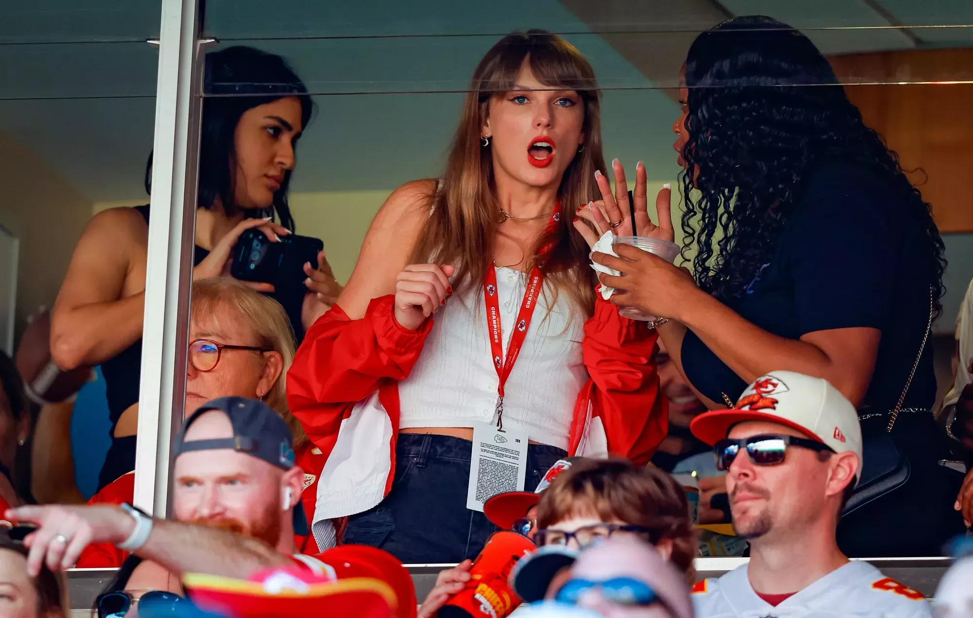 La NFL defiende la cobertura a Taylor Swift mientras Travis Kelce dice que 