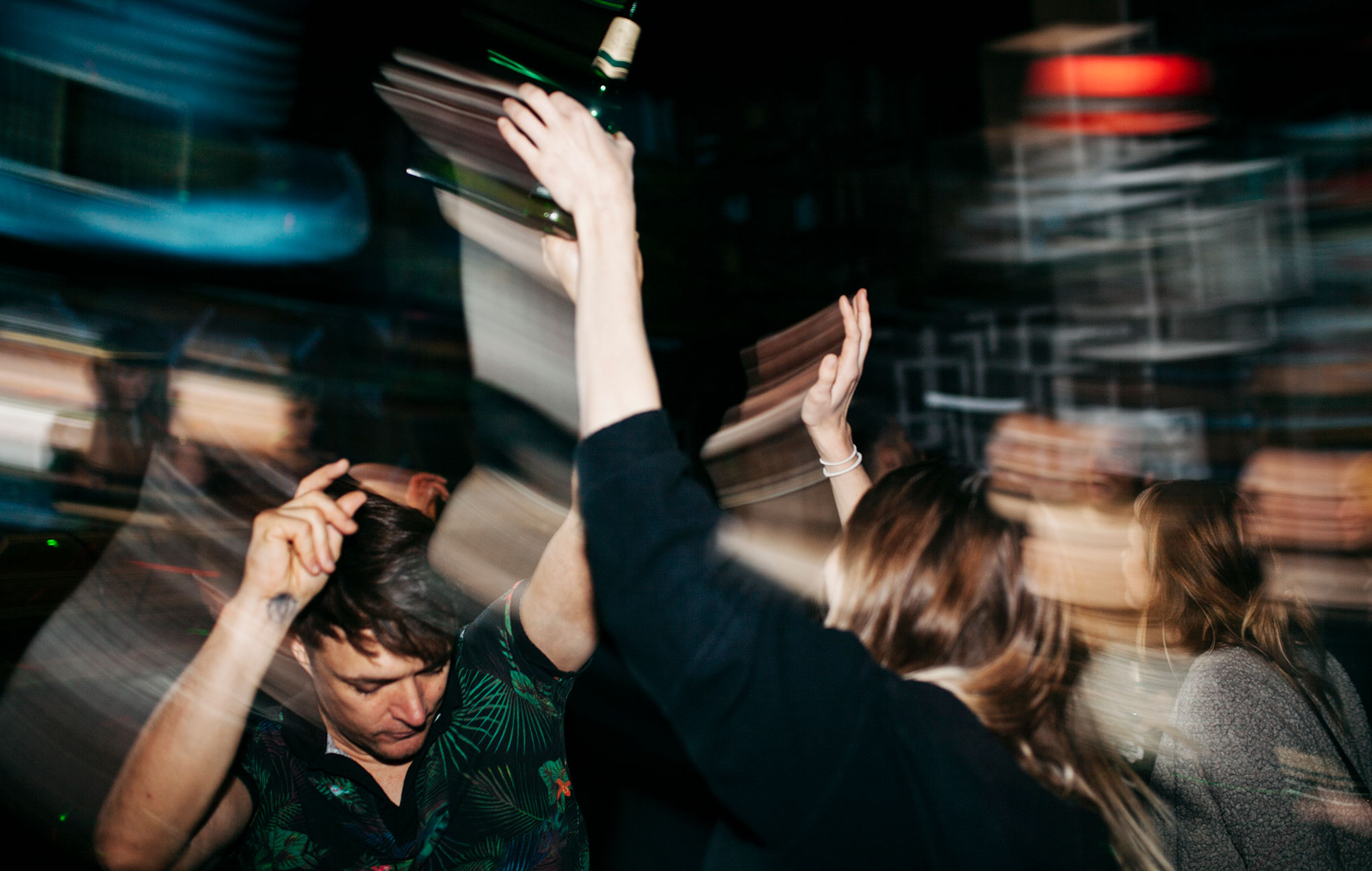 La policía realiza detenciones en una rave ilegal celebrada en una fábrica de setas en desuso de Suffolk