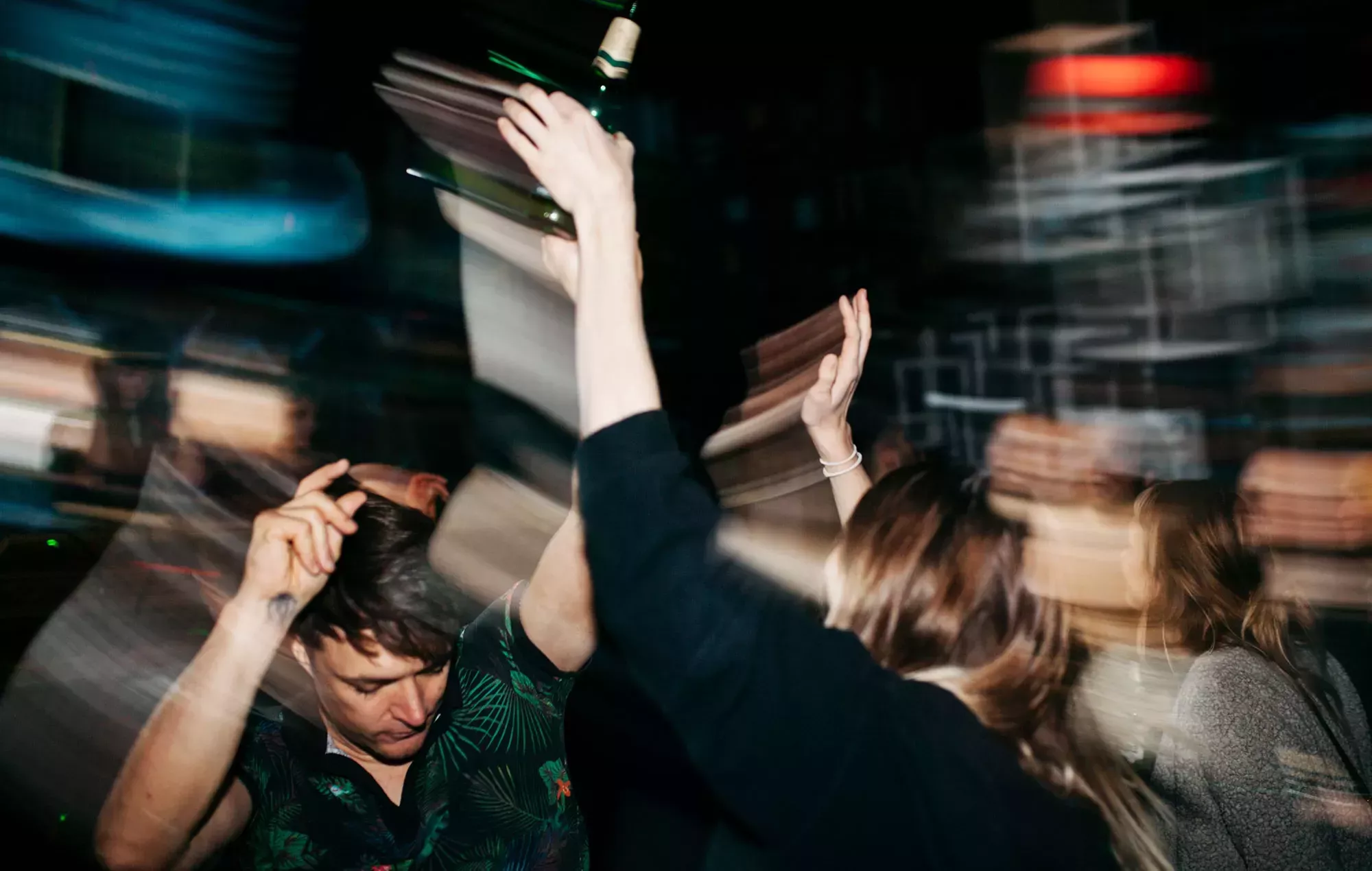 La policía realiza detenciones en una rave ilegal celebrada en una fábrica de setas en desuso de Suffolk