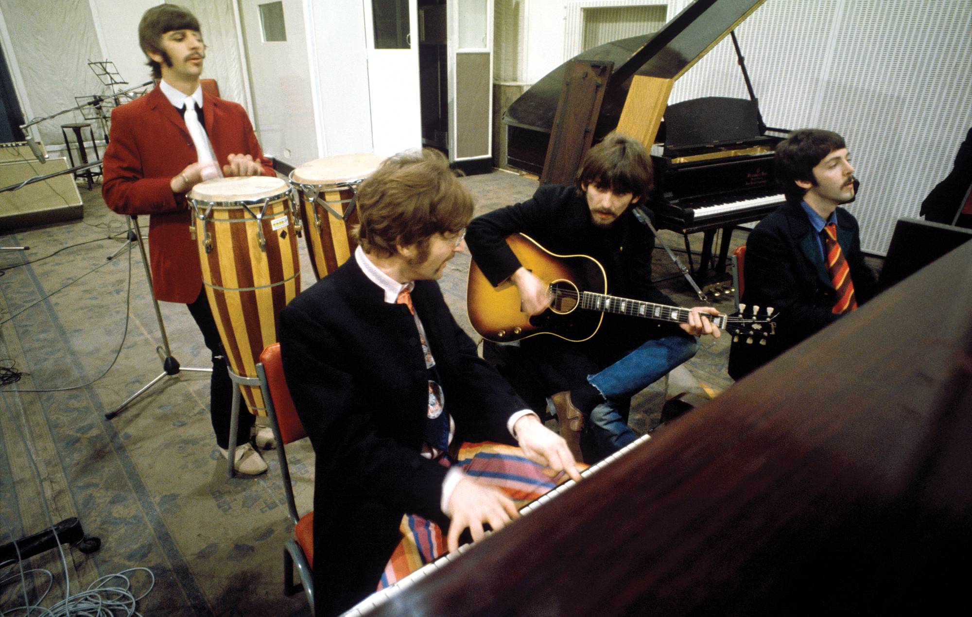 Los Beatles anuncian el lanzamiento de la canción "final" 'Now And Then' y la ampliación de los álbumes 'Red' y 'Blue'