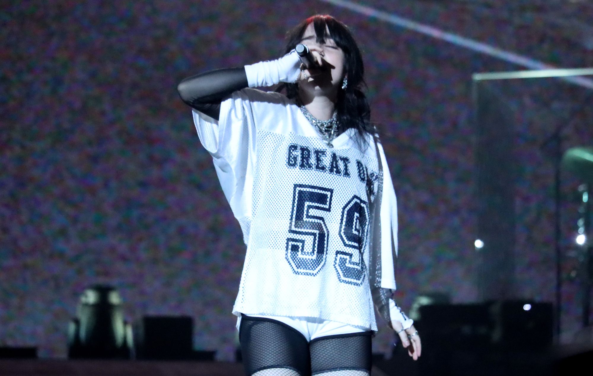 Los fans intentan averiguar qué es el nuevo y enorme tatuaje de Billie Eilish en la espalda