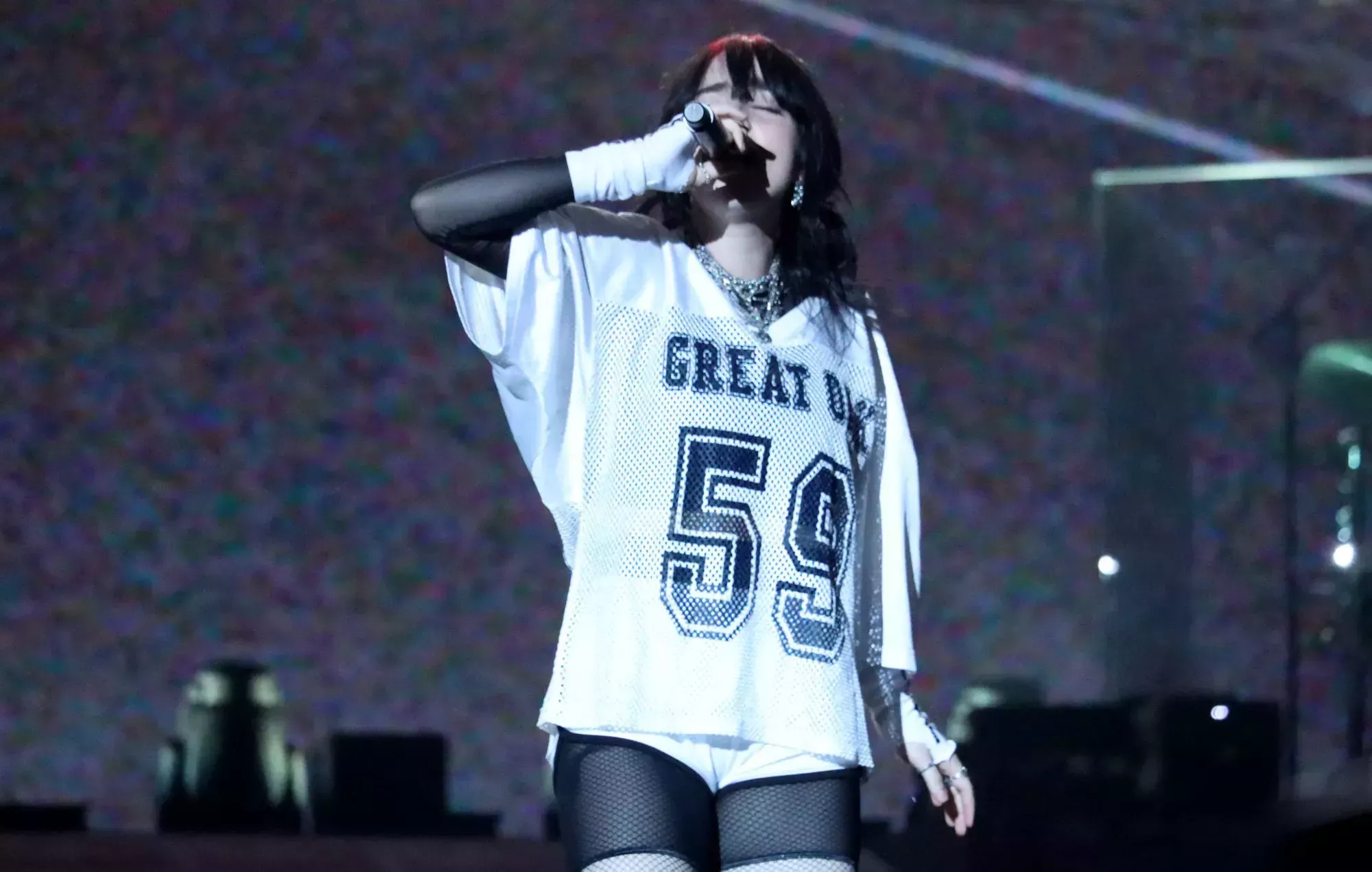 Los fans intentan averiguar qué es el nuevo y enorme tatuaje de Billie Eilish en la espalda