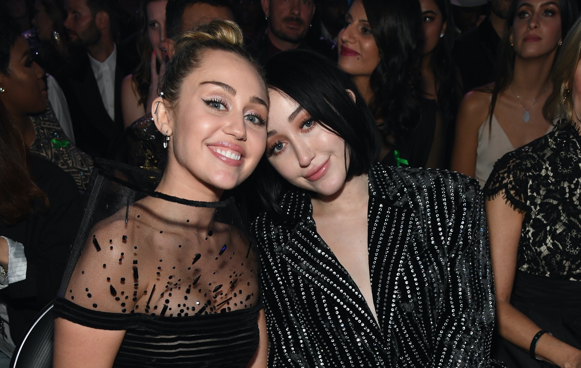 Miley Cyrus es insultada por su hermana Noah por "falta de respeto" en medio de una disputa familiar