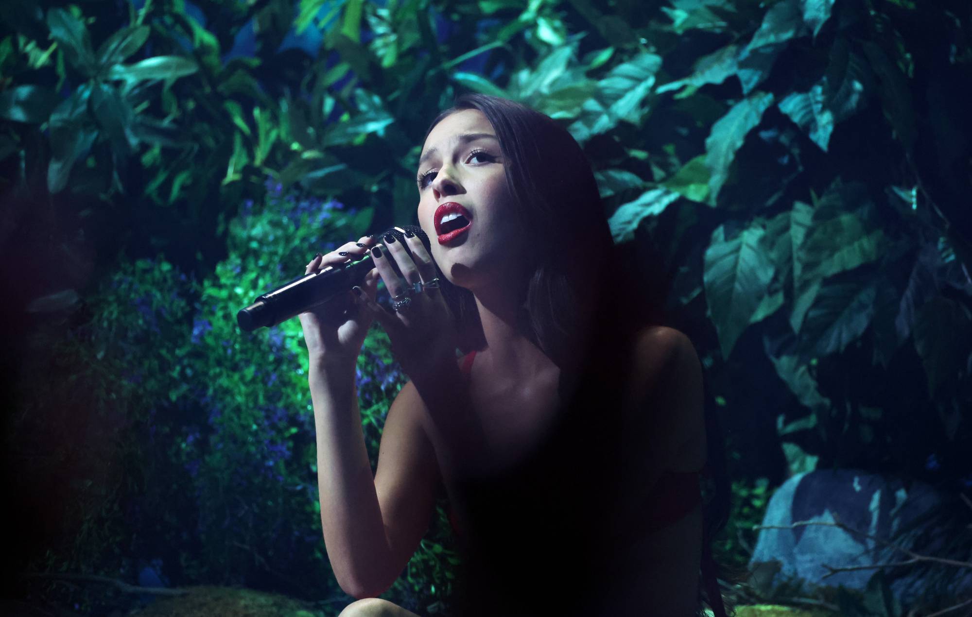 Mira a Olivia Rodrigo versionando 'Stick Season' de Noah Kahan en el Live Lounge de BBC Radio 1