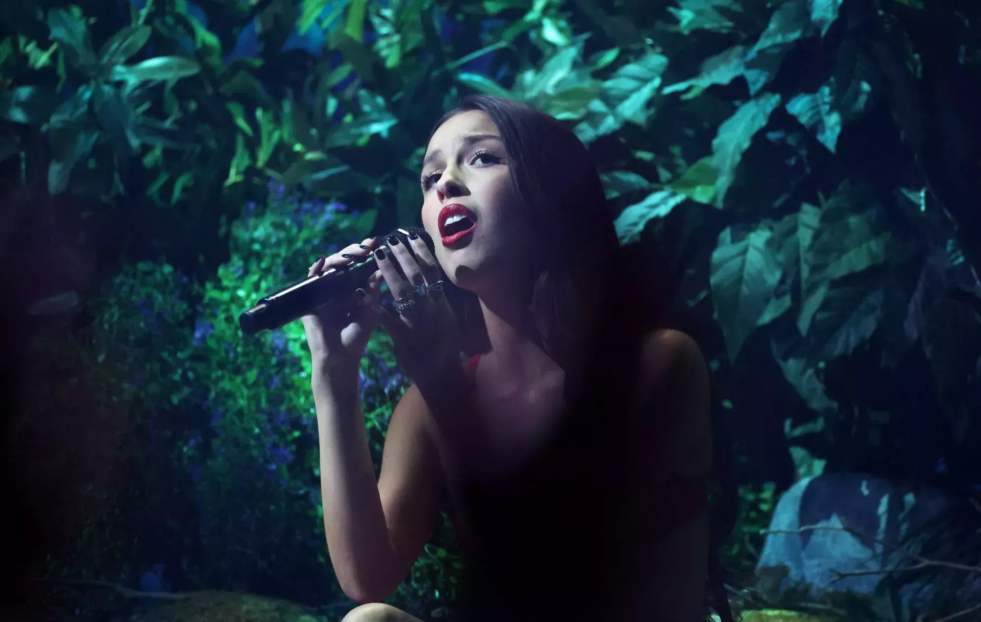 Mira a Olivia Rodrigo versionando 'Stick Season' de Noah Kahan en el Live Lounge de BBC Radio 1