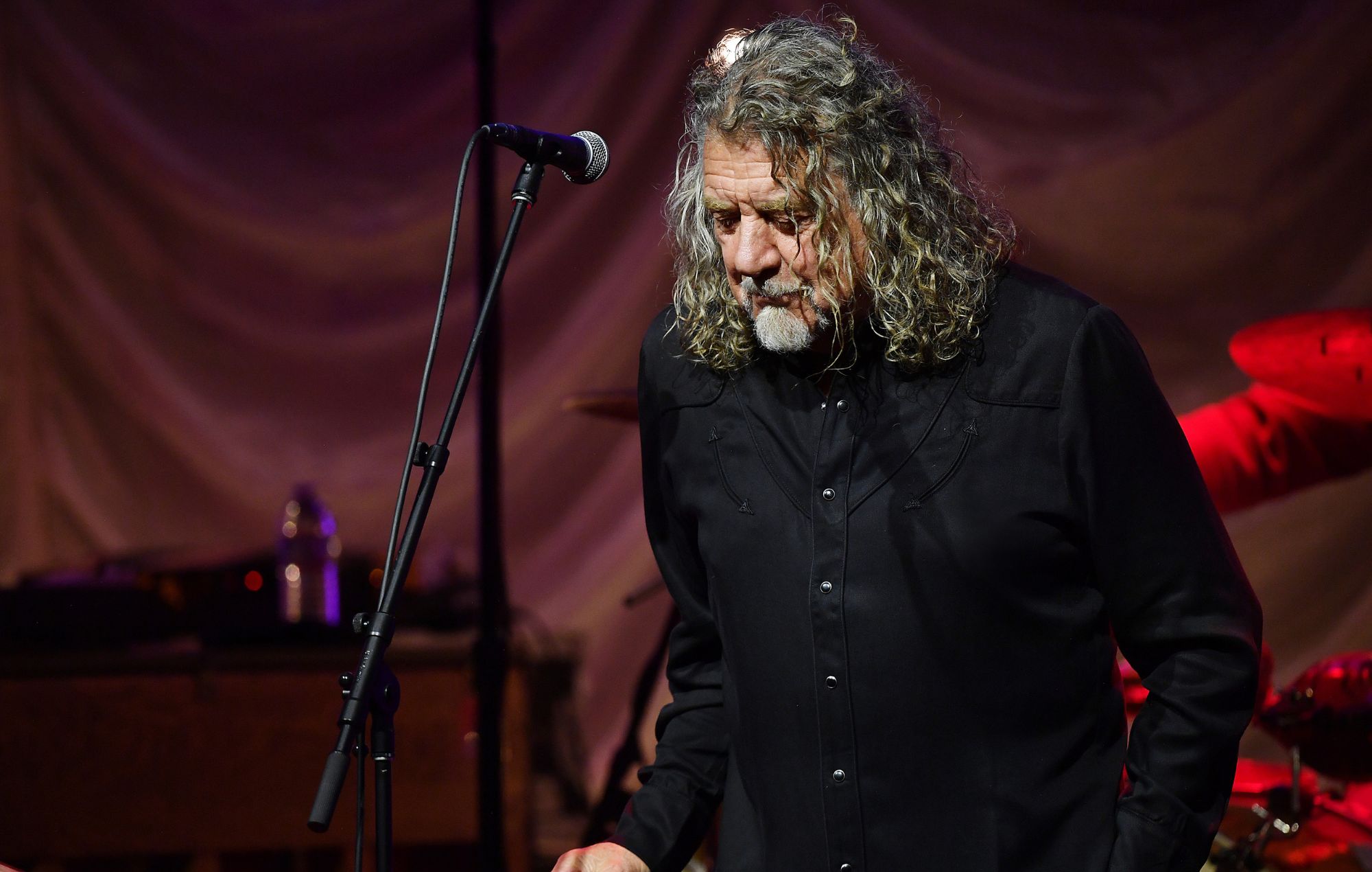 Robert Plant canta "Stairway To Heaven" de Led Zeppelin por primera vez en 16 años