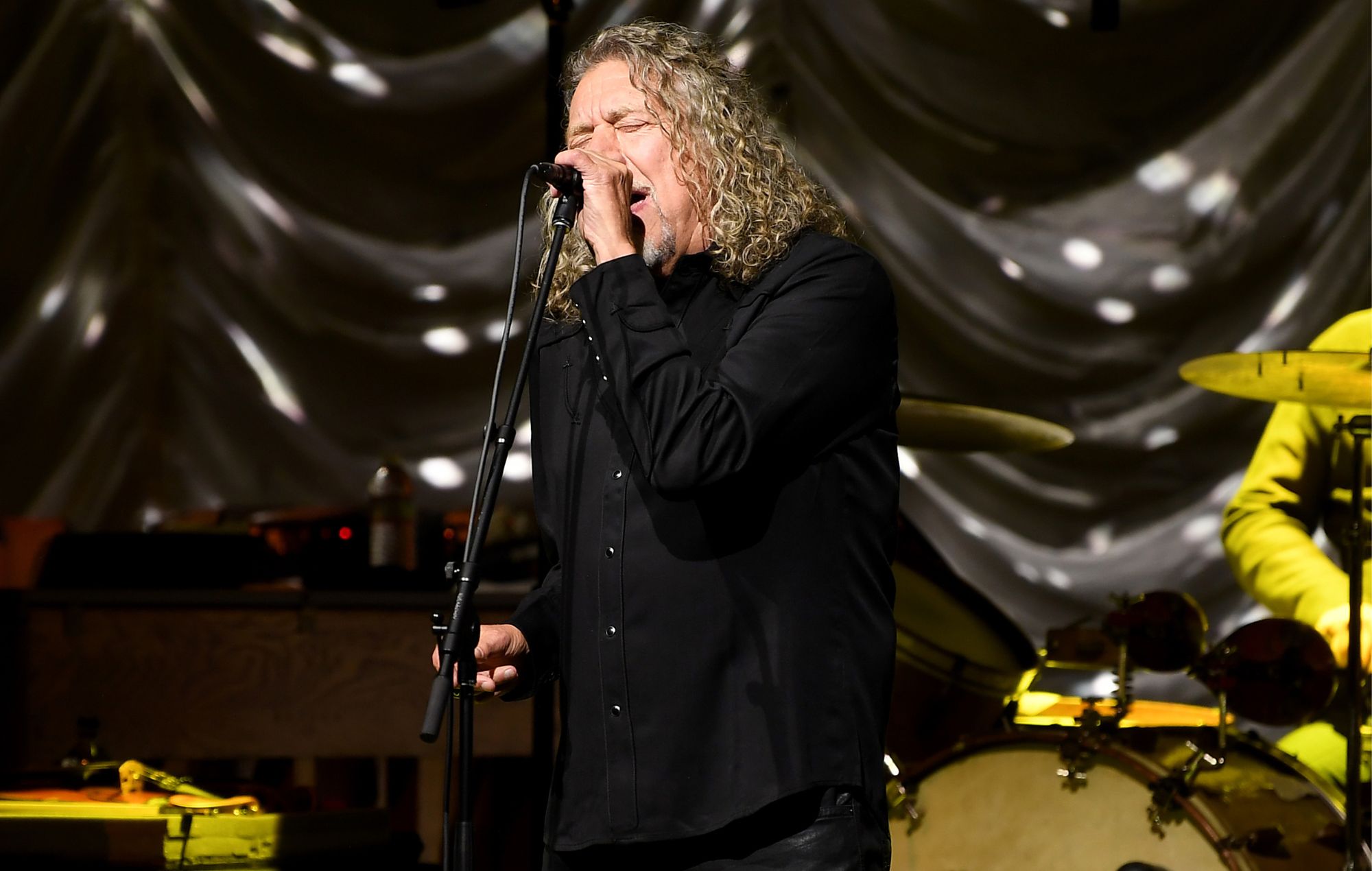 Robert Plant interpretó 'Stairway To Heaven' de Led Zeppelin después de que un fan donara "una suma de seis cifras" para fines benéficos