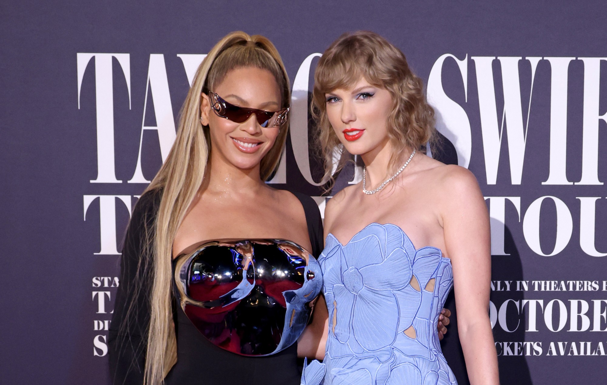 Taylor Swift, acompañada de Beyoncé, en el estreno de la película "The Eras Tour