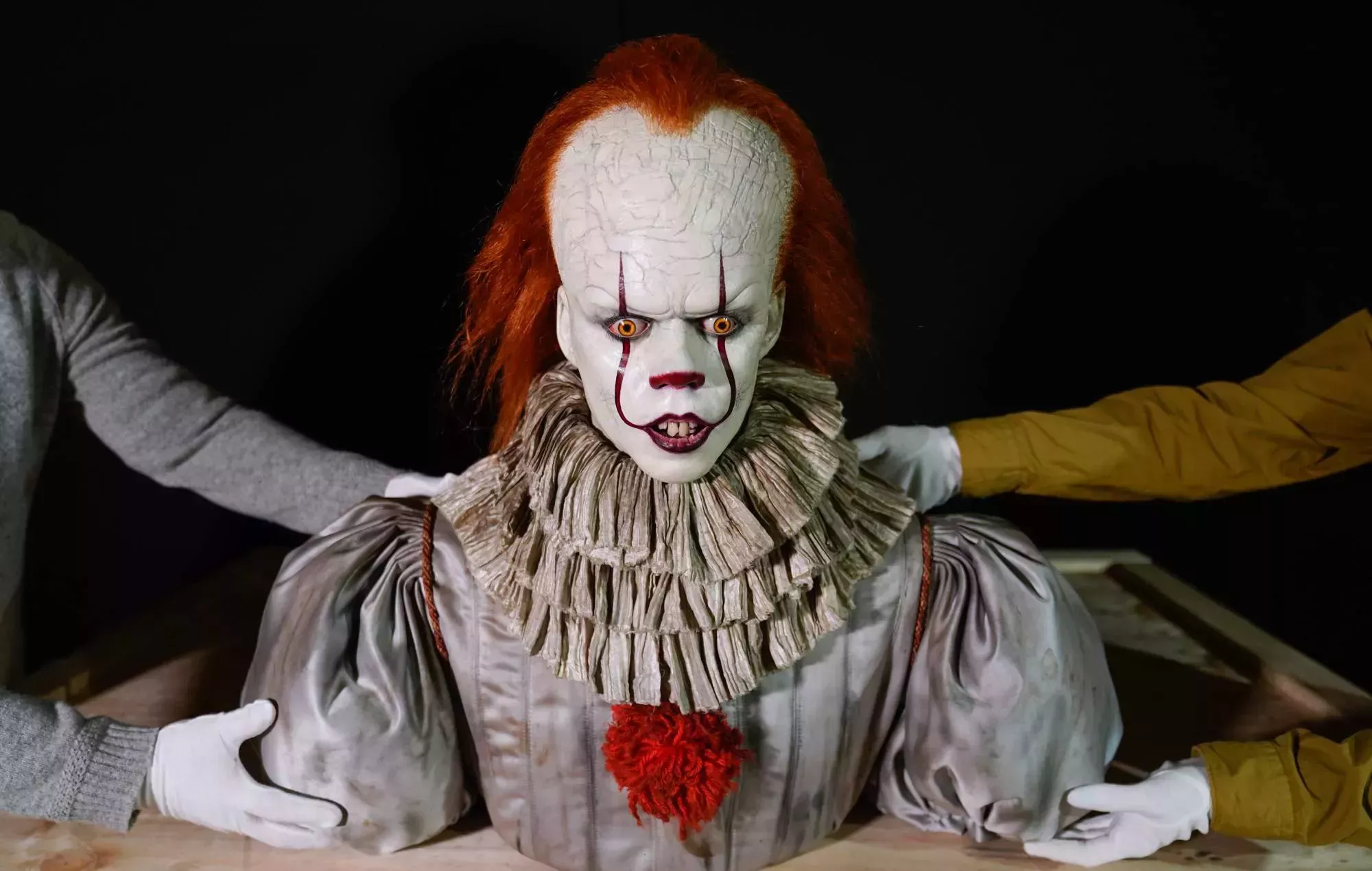Una persona disfrazada de Pennywise aterroriza a los habitantes de un pueblo escocés