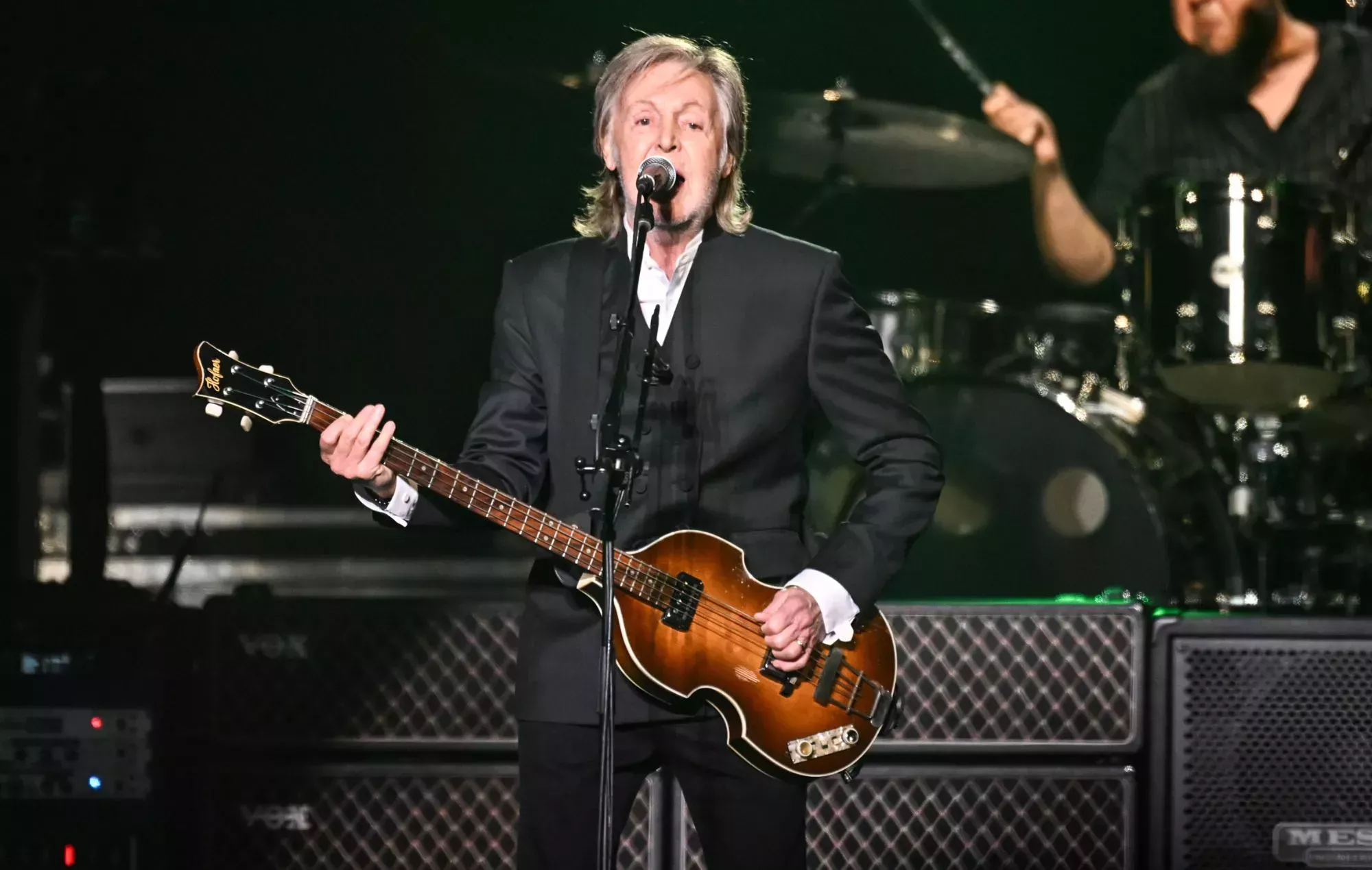 Vea a Paul McCartney tocar 