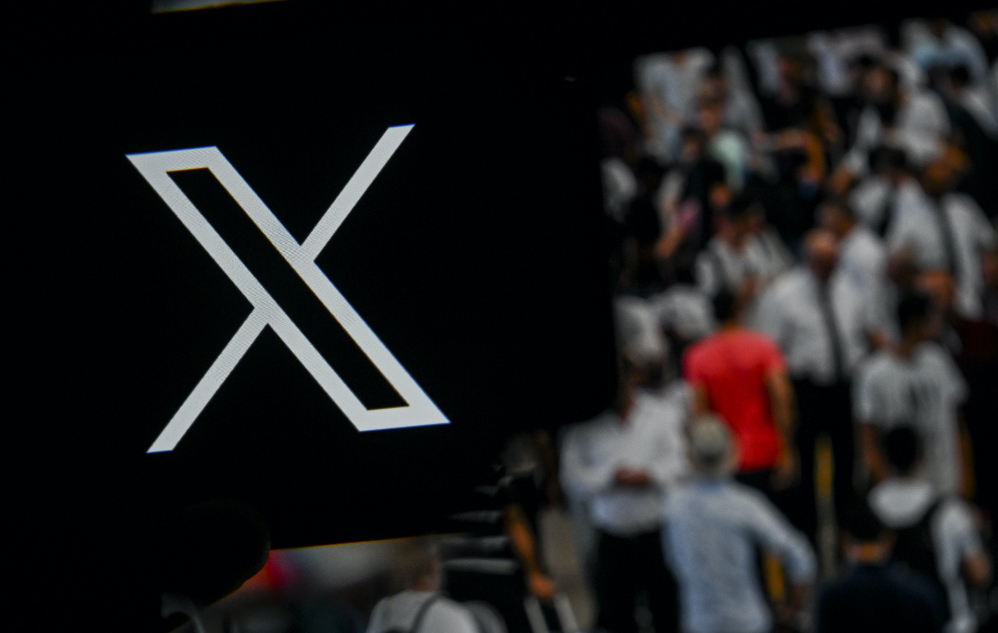 X, antes Twitter, deja de mostrar los titulares de las noticias: los usuarios reaccionan