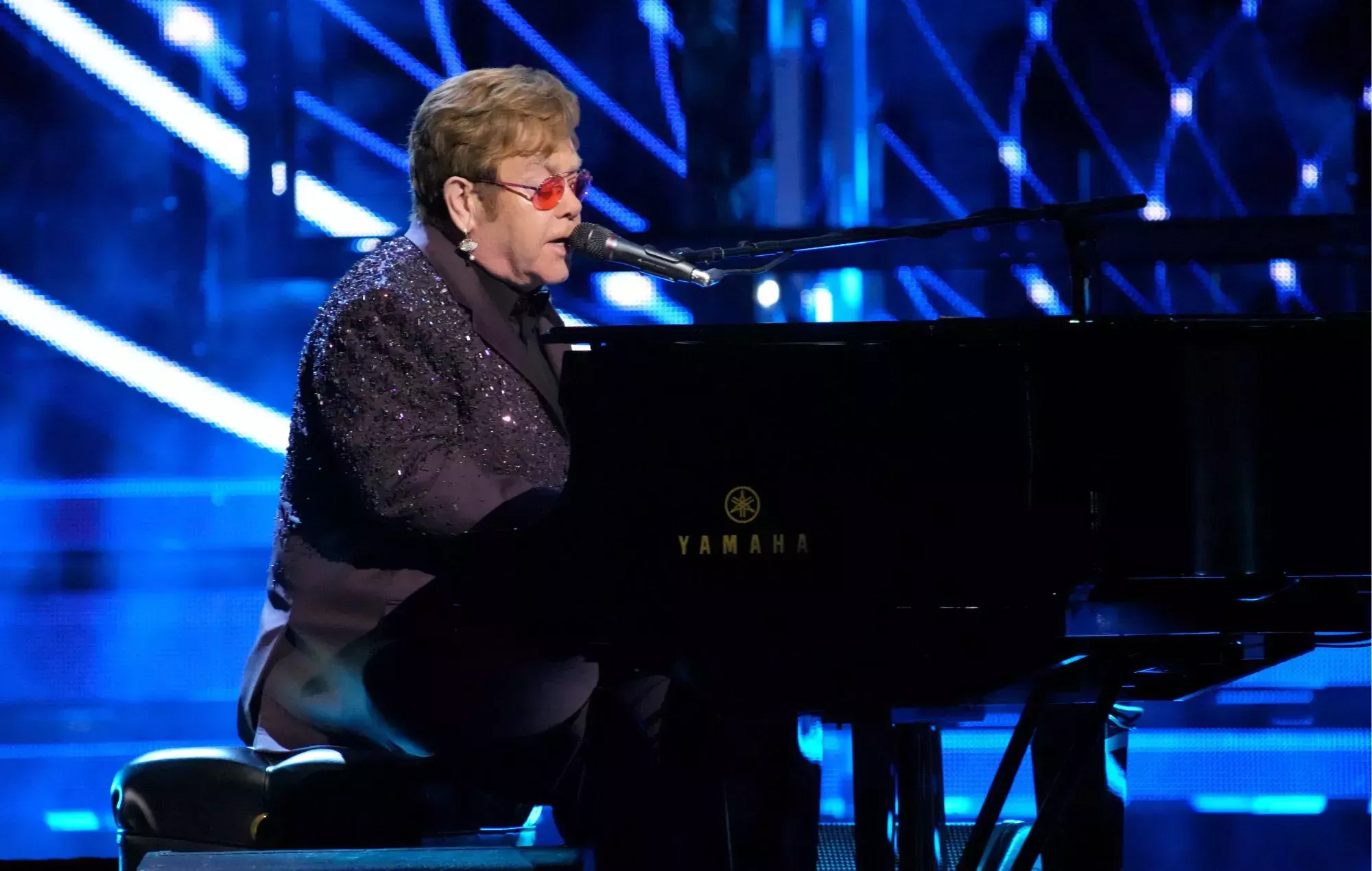 Elton John lanza la marmita 