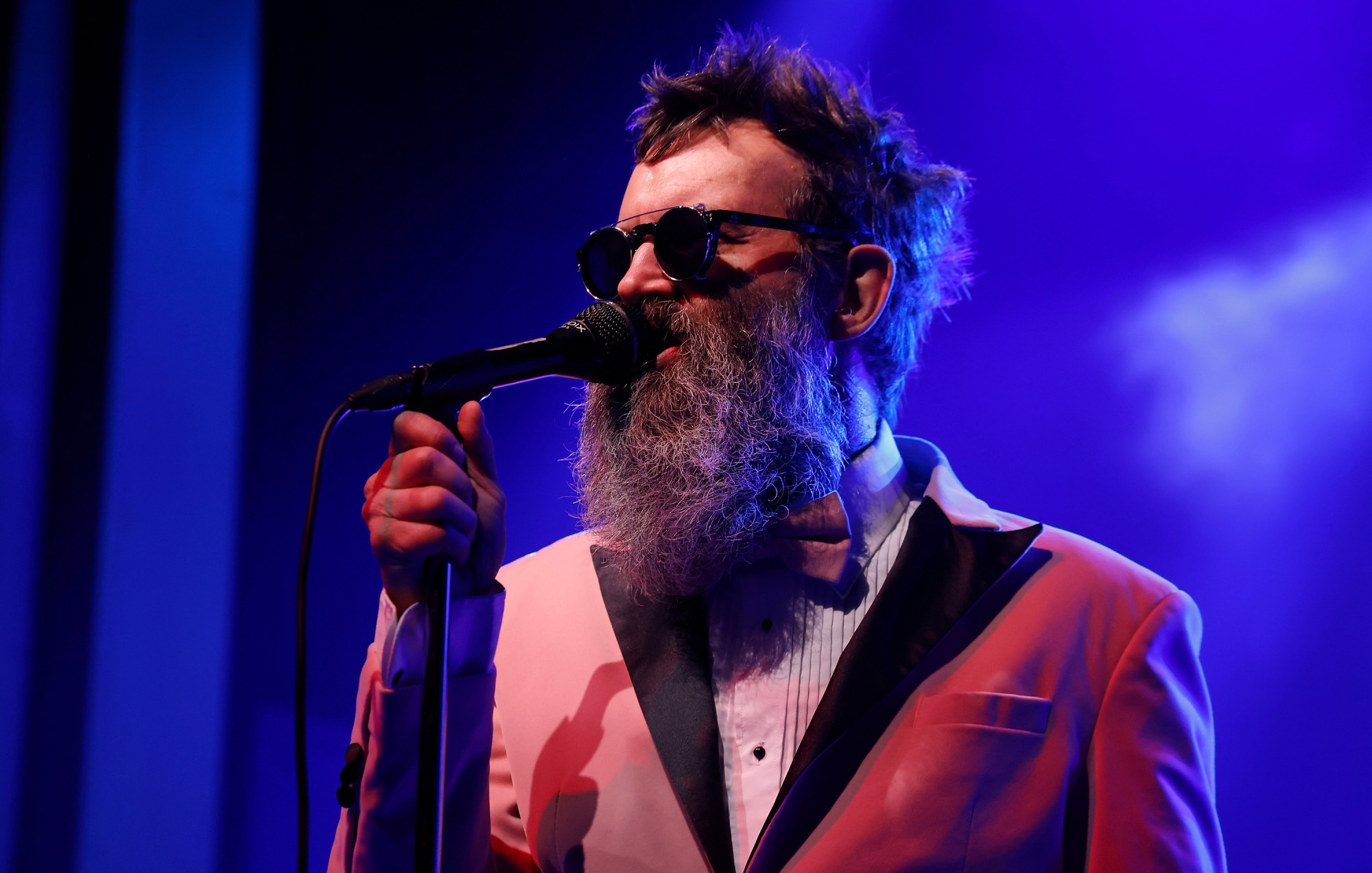 Escucha la nueva y festiva canción navideña de Eels, 'Christmas, Why You Gotta Do Me Like This'.