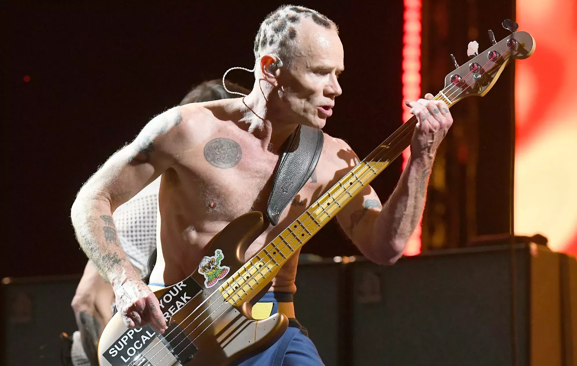 Flea revela sus lesiones más dolorosas sobre el escenario