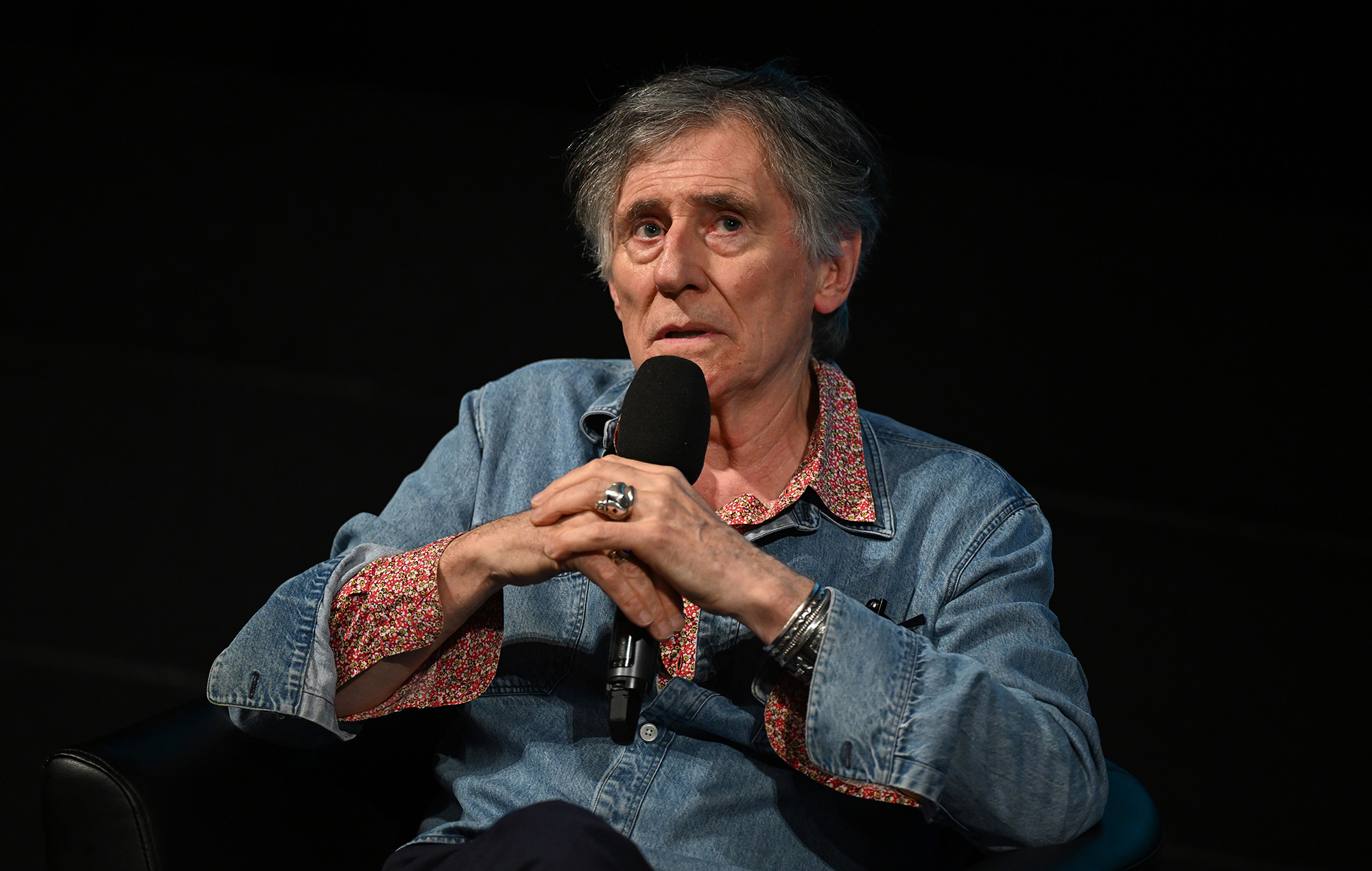 Gabriel Byrne dice que el envejecimiento de 'The Irishman' "no funcionó del todo" pero que la tecnología de IA "mejorará"
