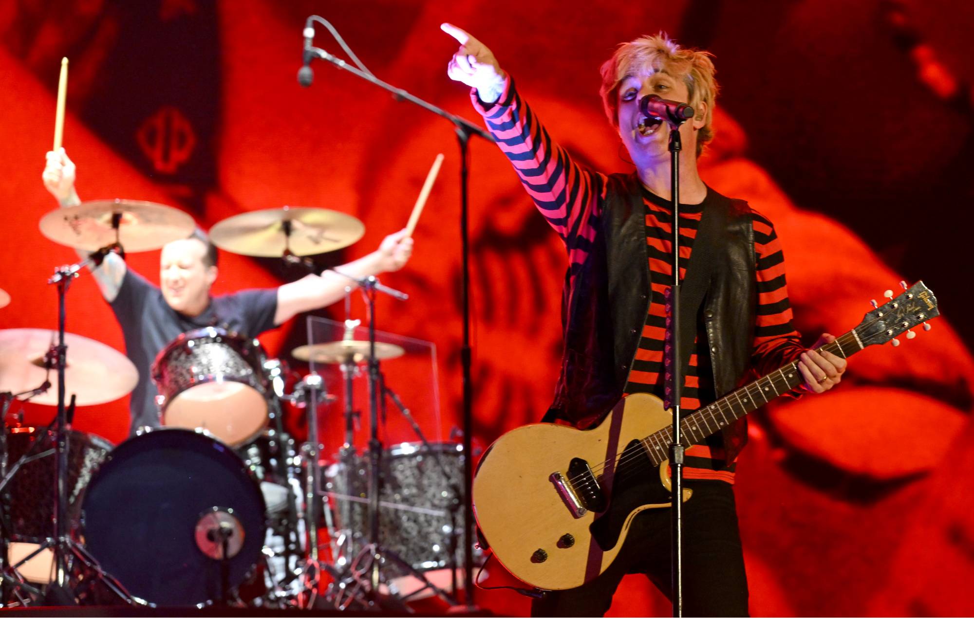 Green Day toca "Good Riddance..." con un fan en un concierto íntimo en París