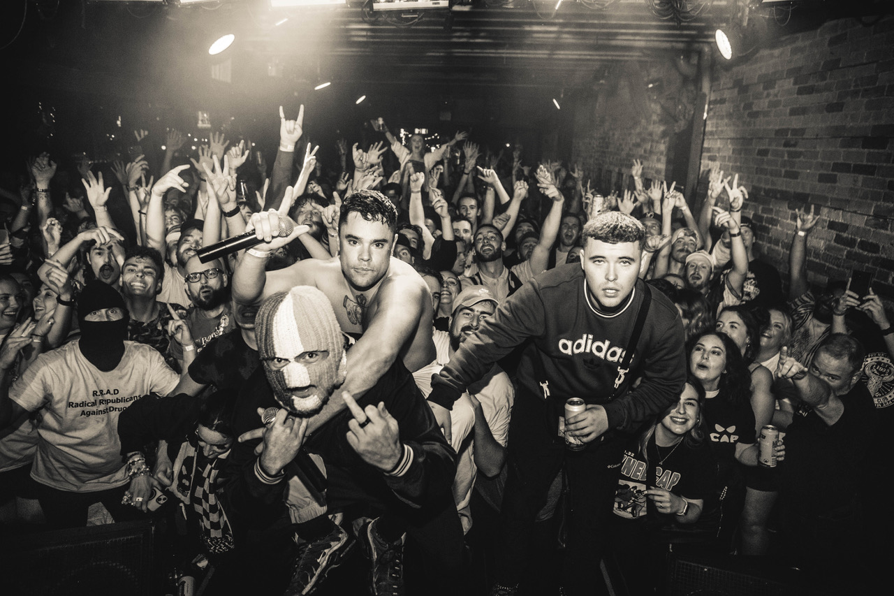 KNEECAP y Grian Chatten, de Fontaines D.C., se unen para el infeccioso "Better Way To Live" (Mejor manera de vivir)