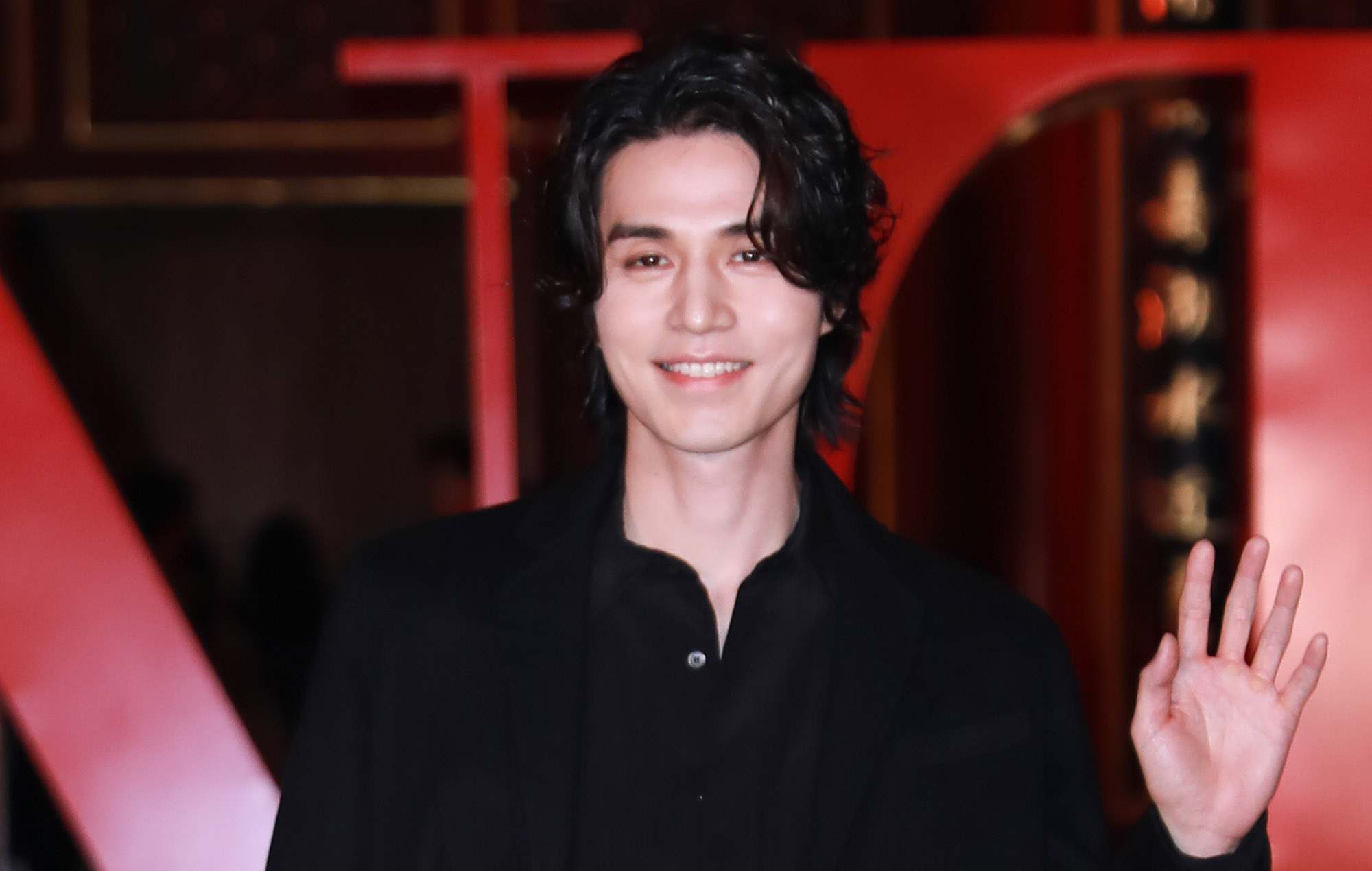 Lee Dong-wook dice que el rodaje de "Soltero en Seúl" le hizo reflexionar sobre sus relaciones pasadas