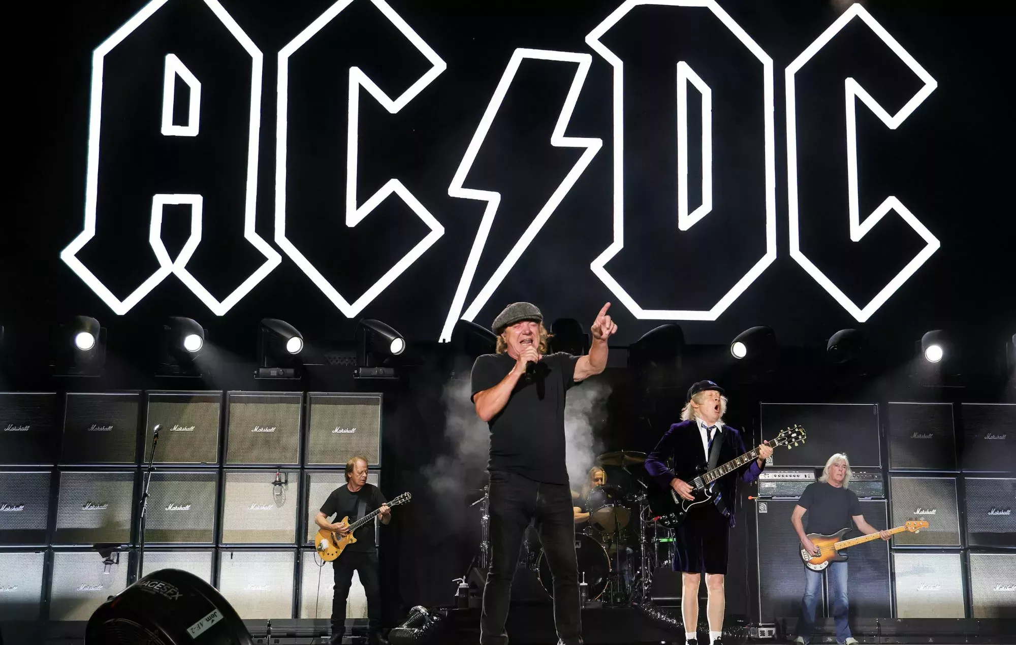 Los fans de AC/DC lanzan una campaña navideña para conseguir el número uno de LadBaby