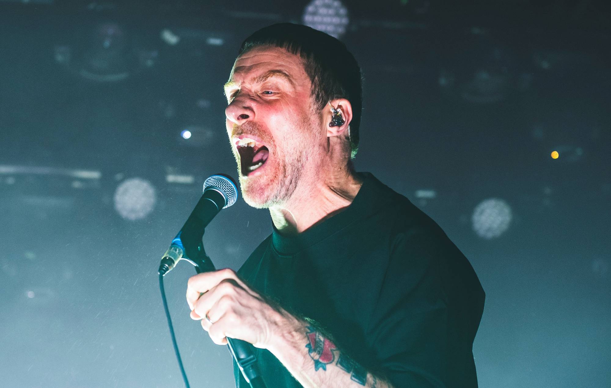 Los Sleaford Mods interrumpen un concierto tras arrojar una bandera palestina al escenario: "No me pidáis que elija un bando"